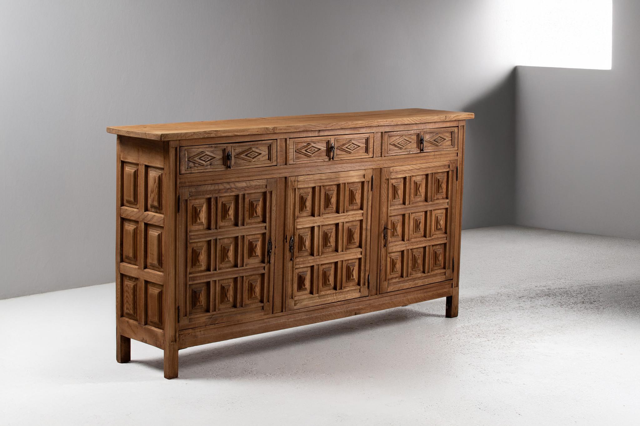 Sierra de Cuenca Buffet in Relief-Carved Oak, Spain, 1940s For Sale 8