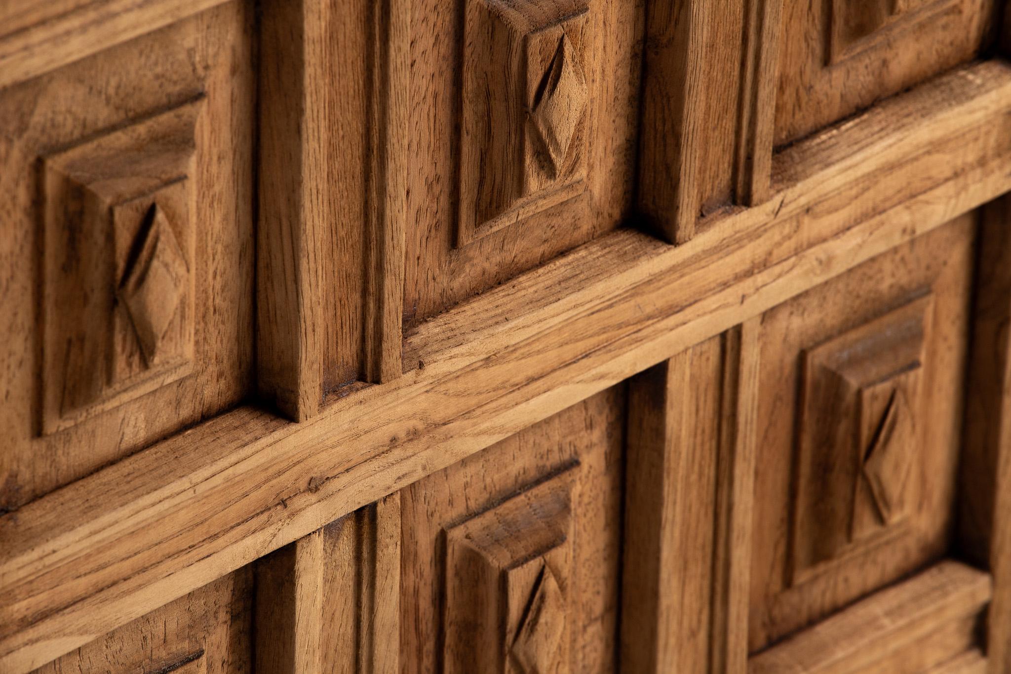 Sierra de Cuenca Buffet in Relief-Carved Oak, Spain, 1940s In Good Condition For Sale In Kaštel Sućurac, Splitsko-dalmatinska županija