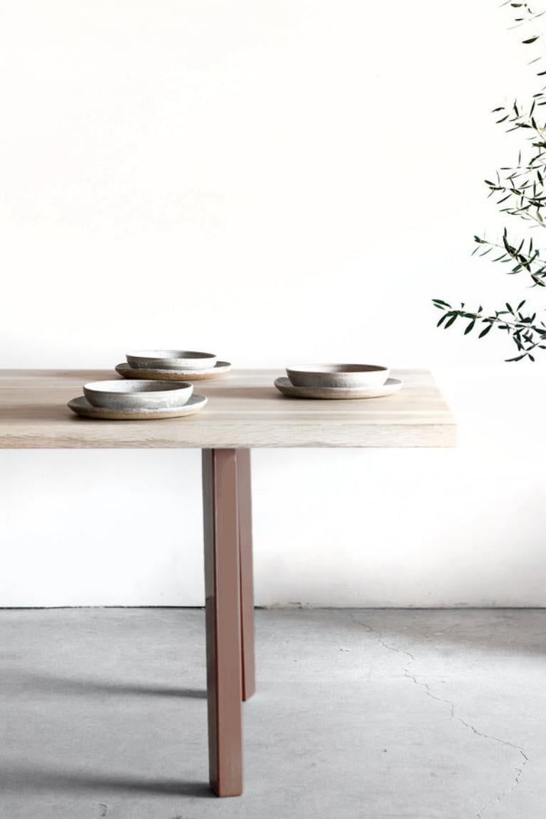 Cette table à manger est fabriquée sur mesure à Los Angeles. Les planches de bois massif sont coupées sur mesure et assemblées. Les pieds en acier soudé sont patinés à la main et scellés. 
CHÊNE BLANCHI + ACIER

Pour tous les meubles, la protection