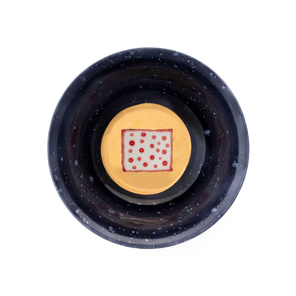 Die Kollektion Gold Impressions führt Corallas Erkundung von Geometrie und Minimalismus in eine neue Dimension, indem sie ihre ikonischen Designs mit strahlenden Goldakzenten versieht. Diese goldenen Elemente verwandeln vertraute Symbole, wie den
