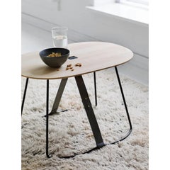 Tavolino Sierra in legno con cinghia in pelle nera di Cuero Design