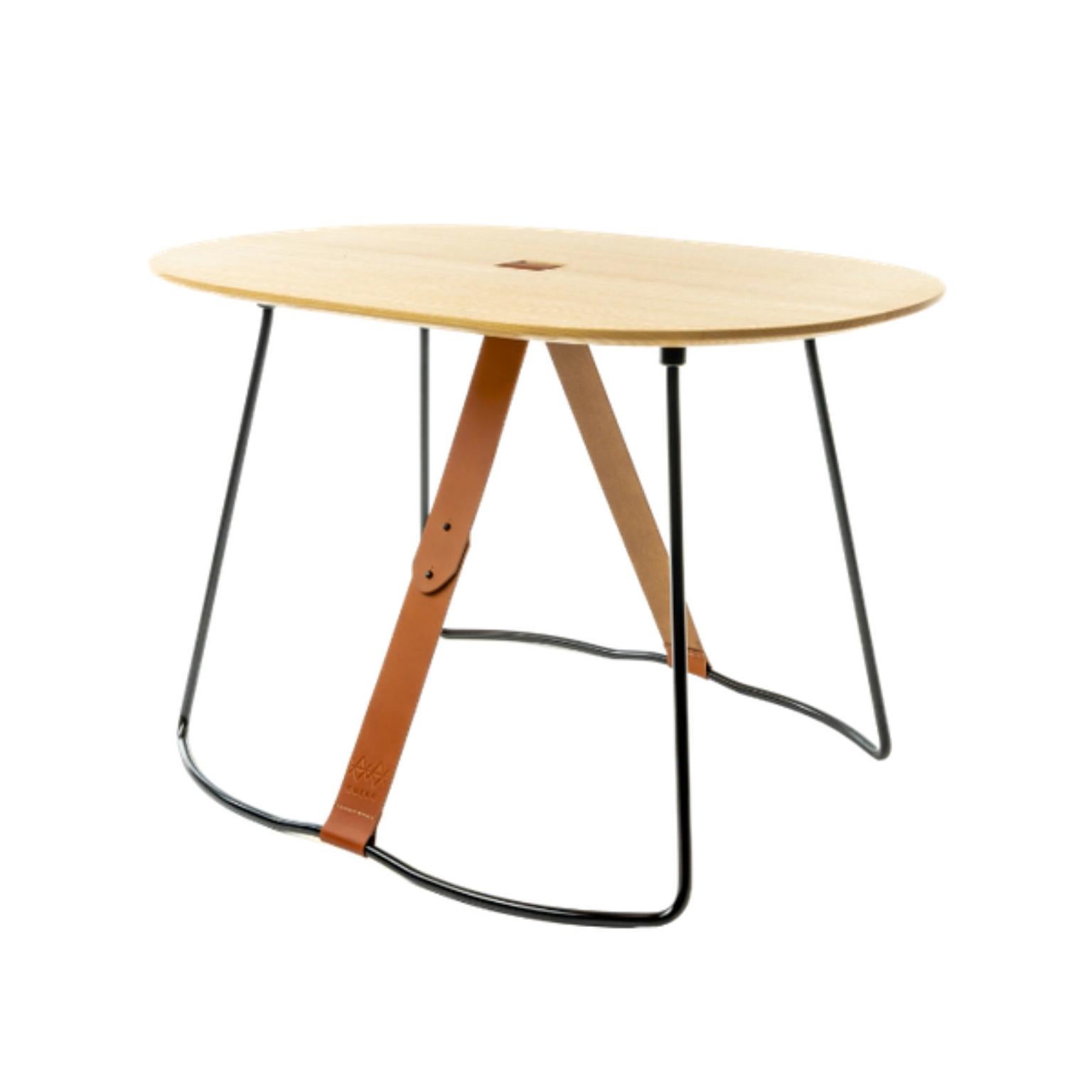 Autre Table basse en bois Sierra avec courroie en cuir noir par Cuero Design en vente