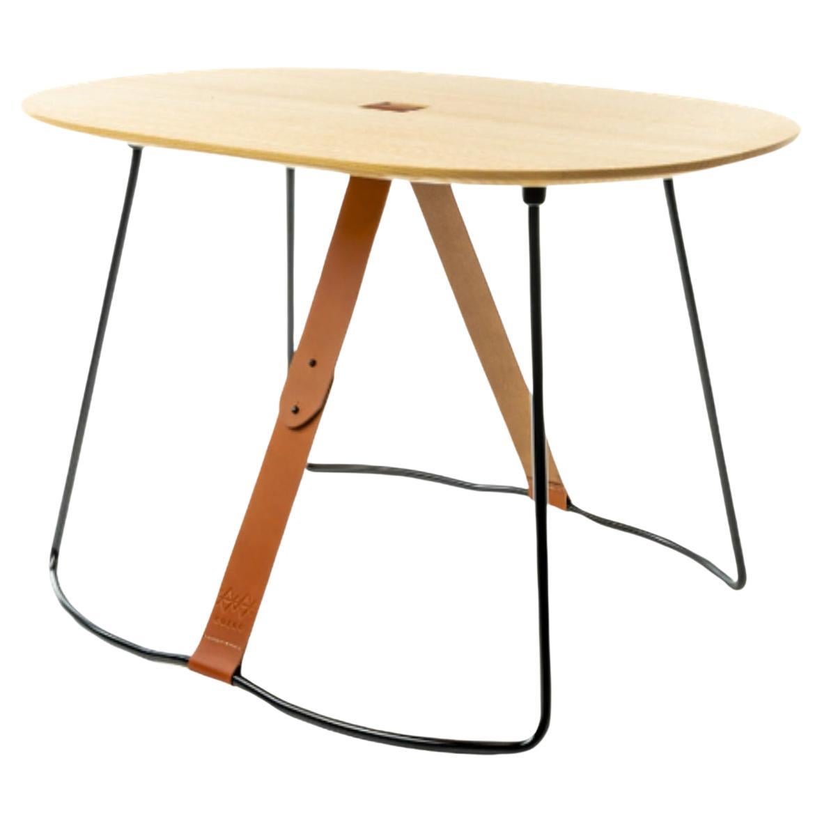 Sierra-Holz-Couchtisch mit Polo-Lederriemen von Cuero Design im Angebot