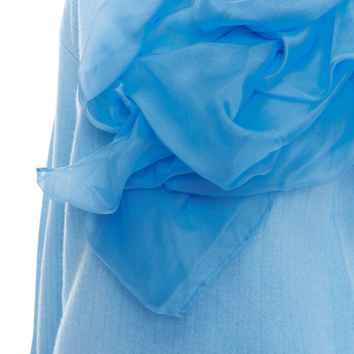 SIES MARJAN Awa b/lue cashmere wool organza rosette ruffle sweater XS
Reference: AAWC/A01375
Brand: Sies Marjan
Model: Awa
Material: Wool, Blend
Color: Blue
Pattern: Solid
Closure: Pullover
Extra Details: Light blue cashmere-wool blend jumper.