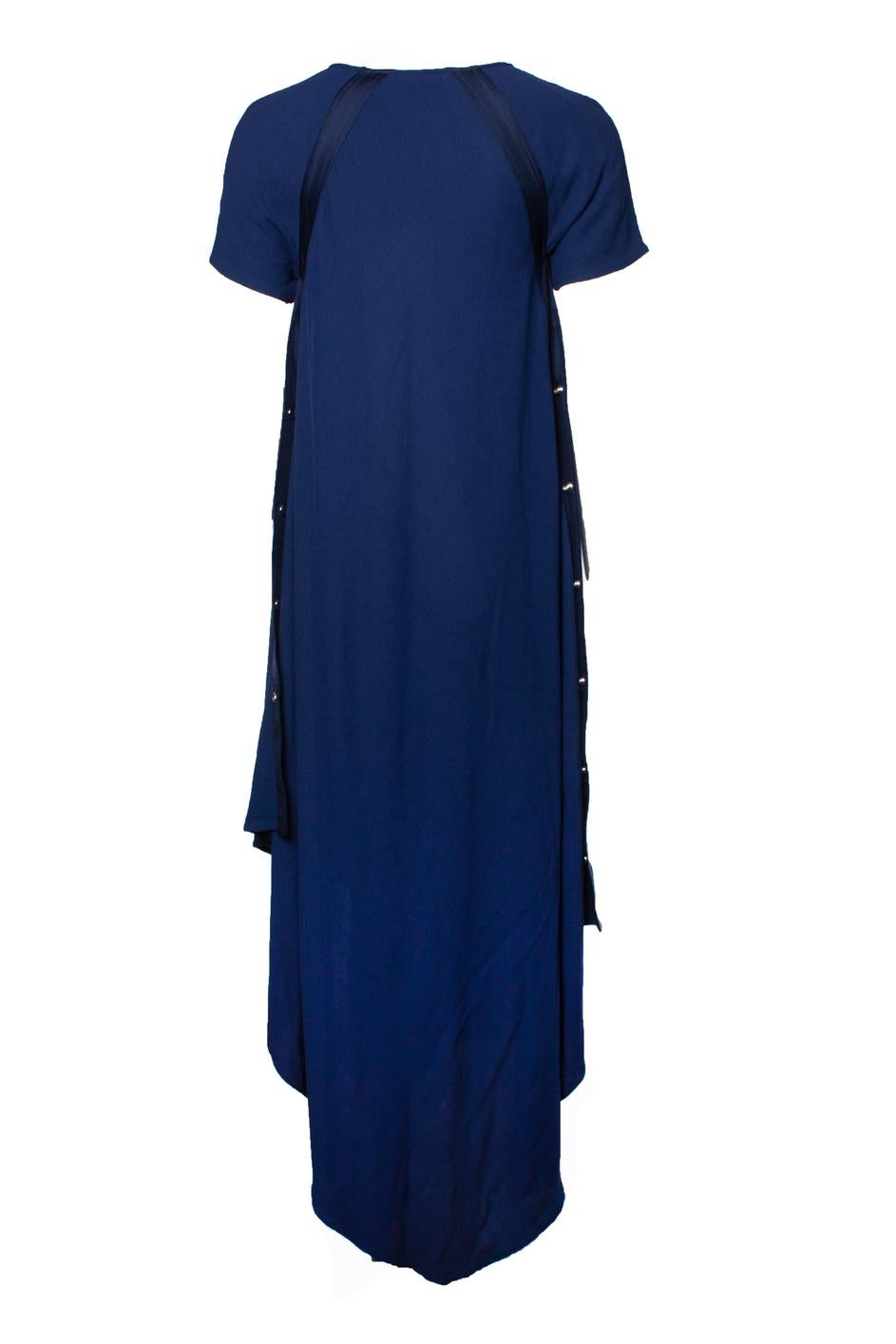 Sies Marjan, Robe asymétrique bleue avec boutons poussoirs. L'article est en très bon état.

• CONDITION : très bon état. 

• TAILLE : 6 - XS 

• MESURES : longueur 128  cm, largeur 47 cm, taille 83 cm, largeur des épaules 45 cm, longueur des bras