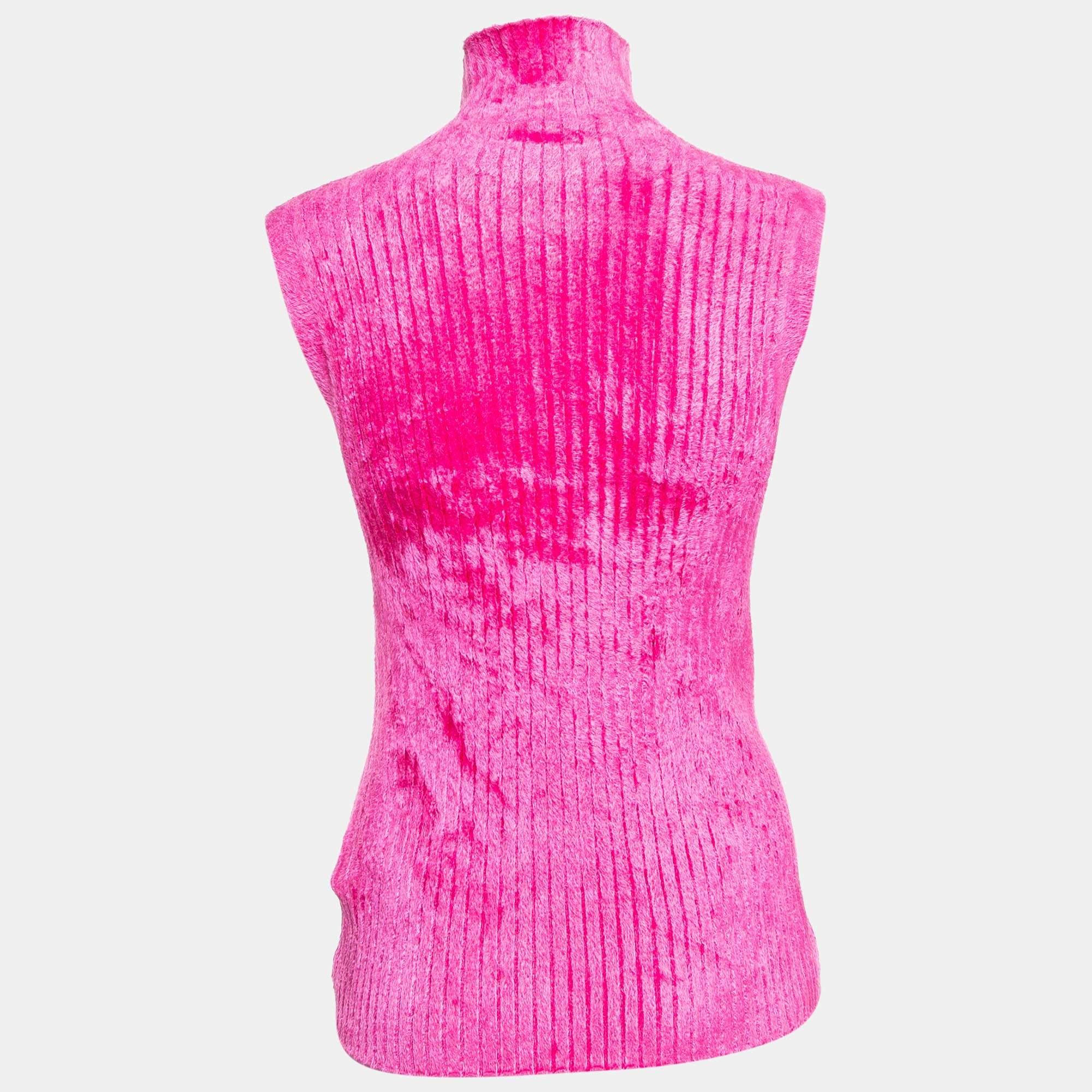 Dieses fuchsiafarbene Rippstrick-Rollkragen-Top von Sies Marjan bringt leuchtende Farbe und gemütlichen Komfort in jede Garderobe. Gefertigt aus einem weichen  stretchiger Stoff  Der elegante Rollkragen und die taillierte Silhouette unterstreichen