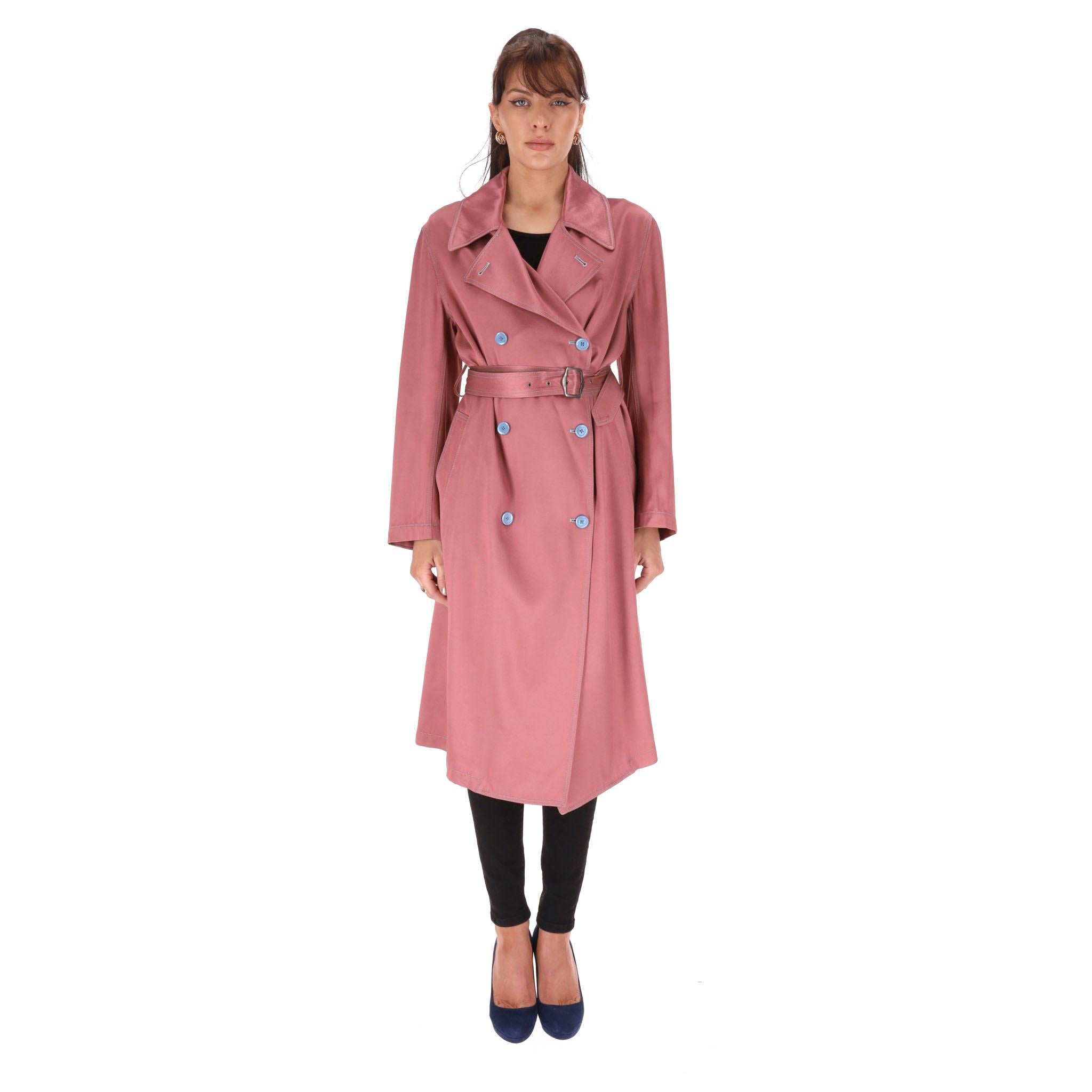 Trench in raso e filato di Sies Marjan

Cappotto doppiopetto Silhouette 'Sigourney' in colore blush.

Dettagliato con impunture e bottoni blu chiaro a contrasto, cintura in vita.

Caratterizzato da revers a lancia, finiture in metallo color canna di