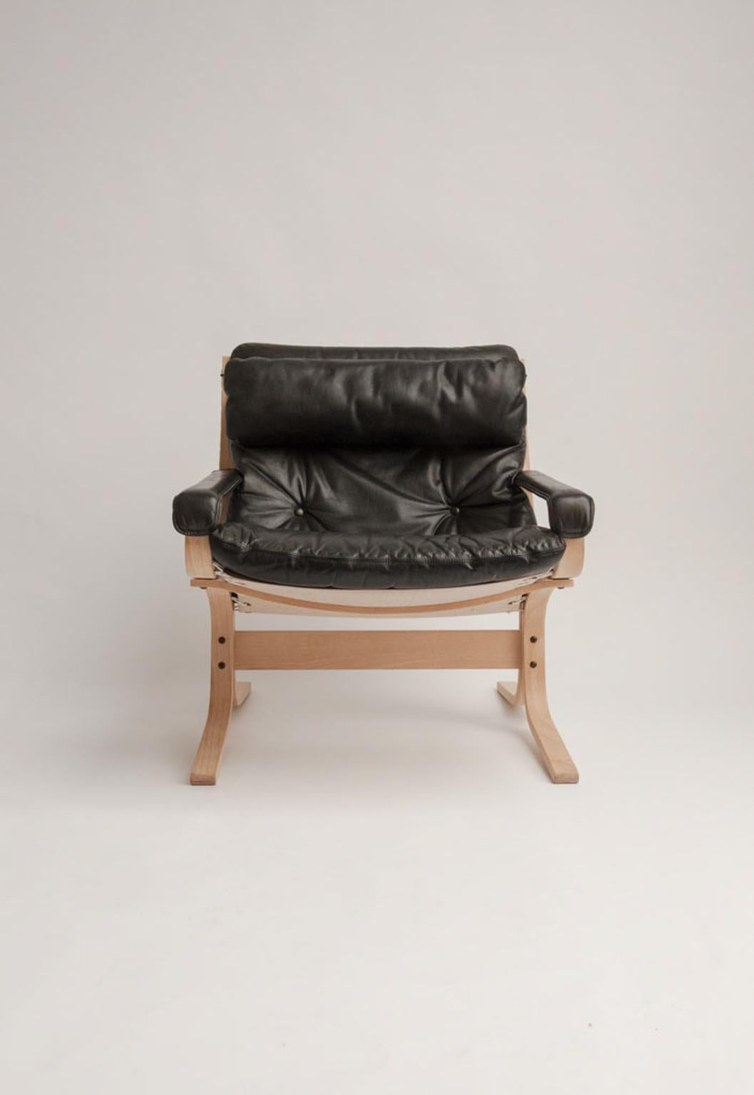 Recliner chair with headrest and ottoman, model Siesta, frame of laminated beech, upholstered in dark gray leather. Produced by Westnofa.

Ingmar Relling (1920-2002) created a series of functional furniture designs during his long career. In 1965,