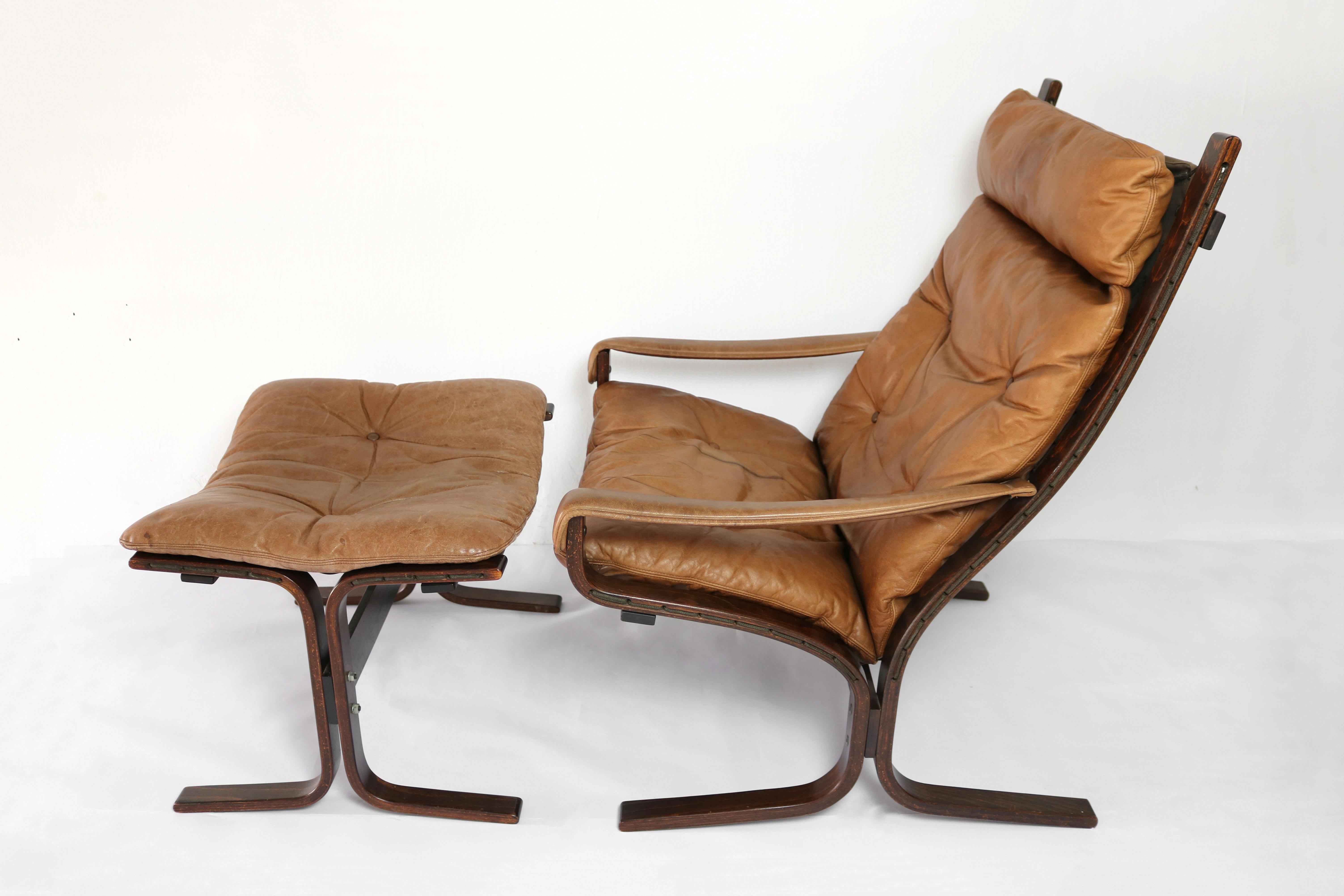 Siesta armchair in brown leather with matching ottoman by designer Ingmar Relling for Westnofa Furniture in Norway, 1960s. 

The wood is in excellent condition. Very good vintage condition.
 