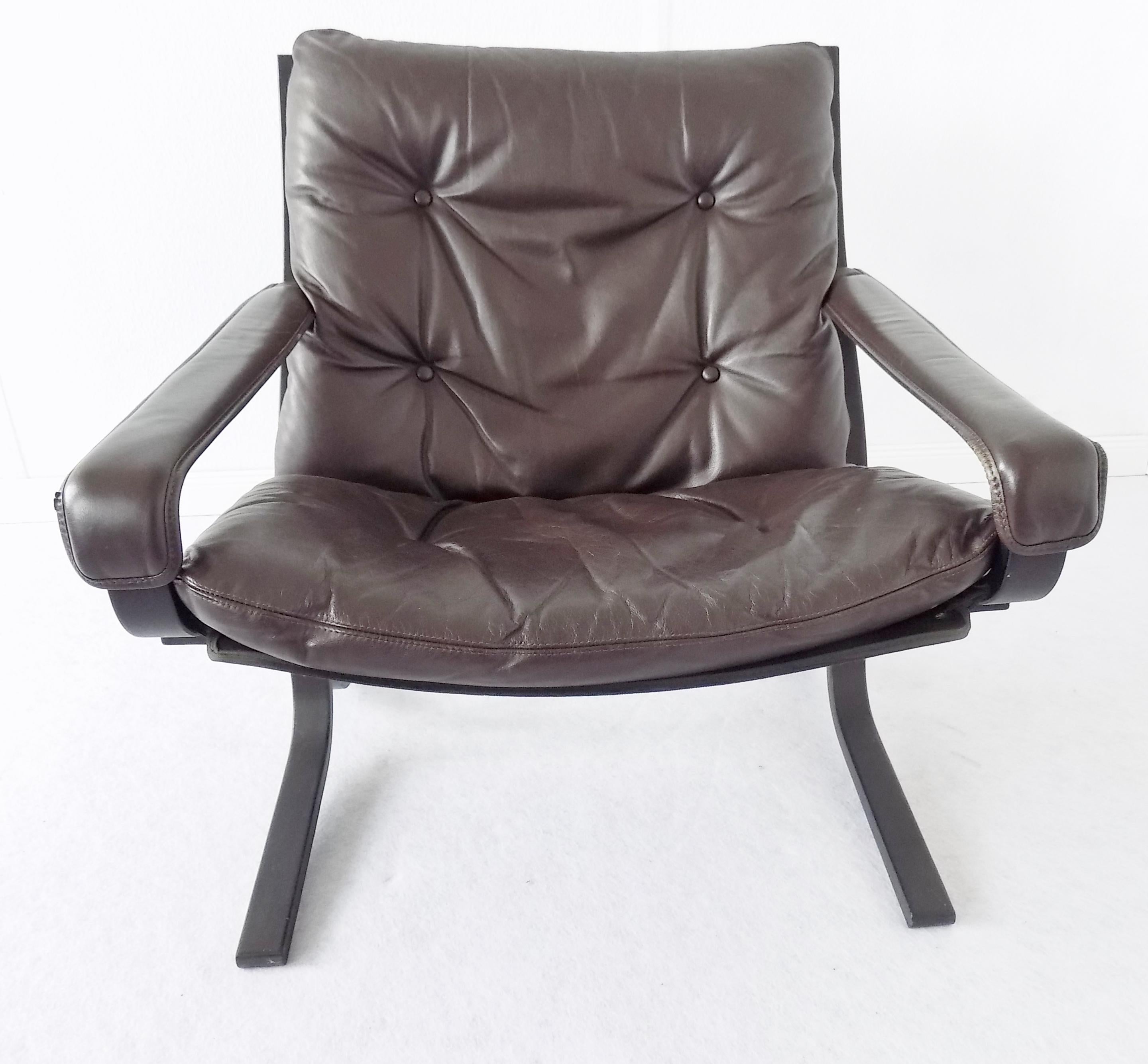 Siesta armchair in chocolate brown designed from the Norwegian Designer Ingmar Relling. Jimmy Carter ordered 16 of these chairs for the White House.

Very good condition, just one mark in the leather at the chairs armrests. The wood is in