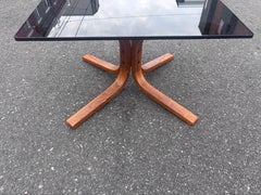 Table « Siesta » avec plateau en verre fumé, de Sigurd Ressell