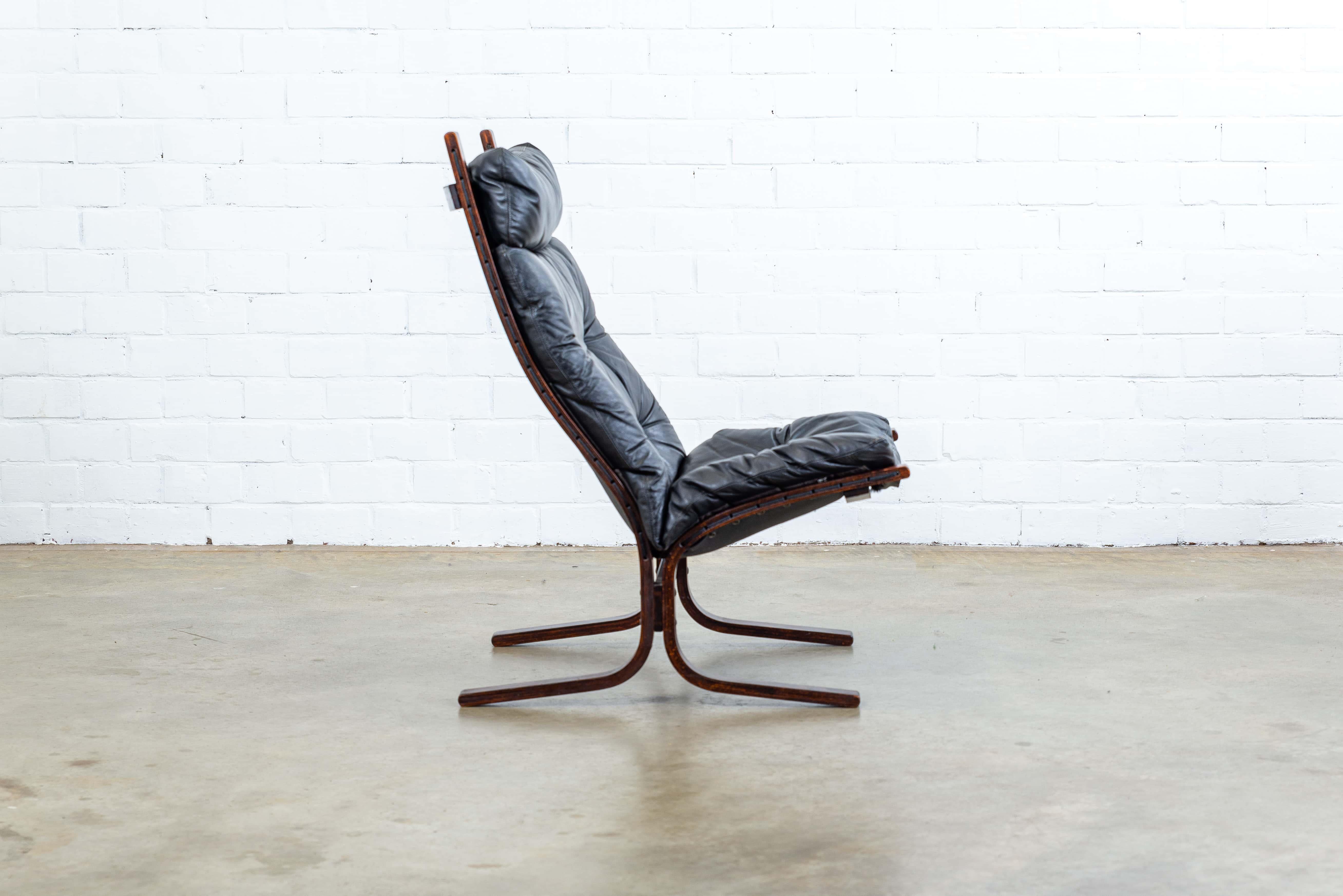 Beautiful vintage lounge chair designed by Ingmar Relling in Norway.
Black leather version in good condition.