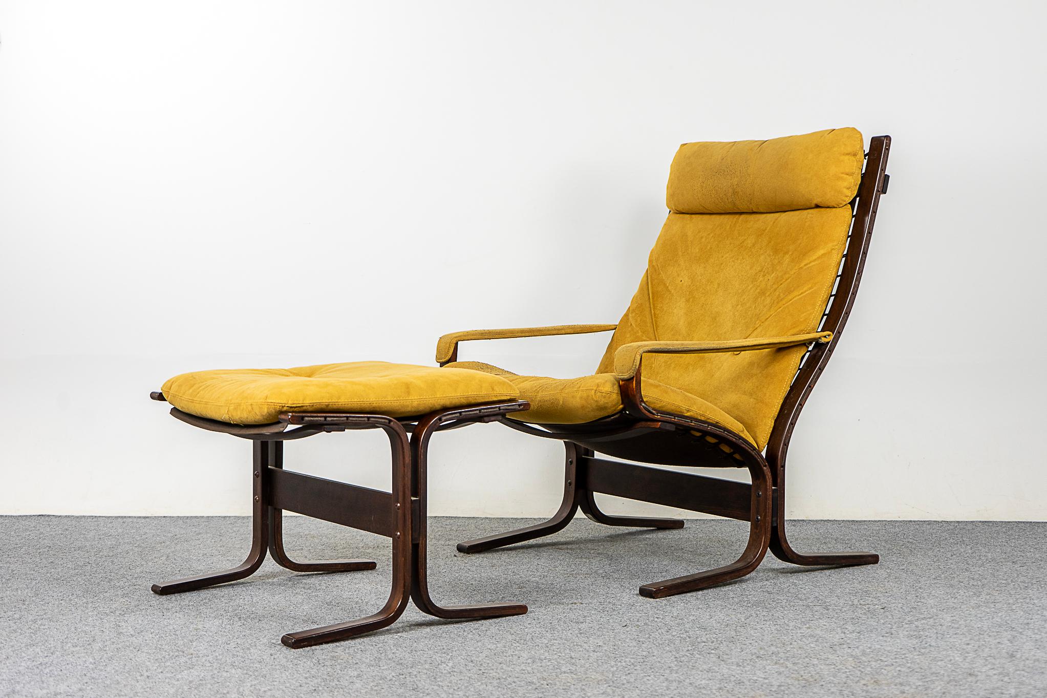 Fauteuil de sieste et pouf norvégiens en bois de hêtre et daim d'Ingmar Relling pour Westnofa, vers les années 1960. Le cadre en contreplaqué cintré supporte un siège flottant extrêmement confortable de type hamac. Le dossier haut offre un grand