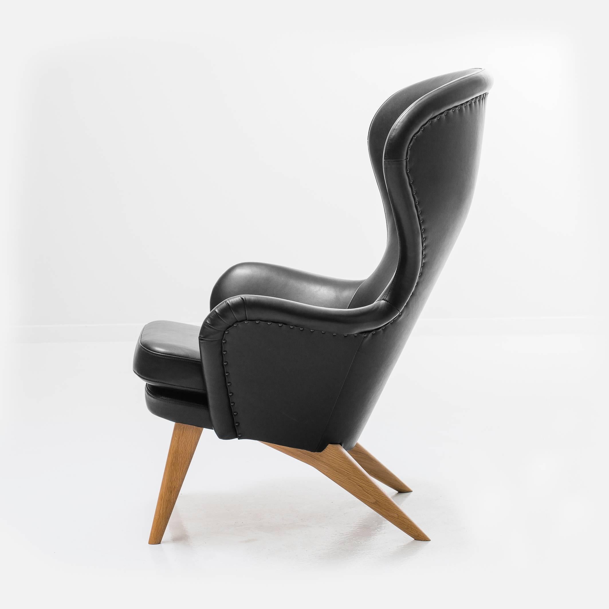 Siesta is a lounge chair designed by Carl Gustav Hiort af Ornäs in 1952. This sumptuous chair is one of the designer’s best-known products and its manufacturing technique is one of the most challenging ones in the collection. Siesta’s elegant
