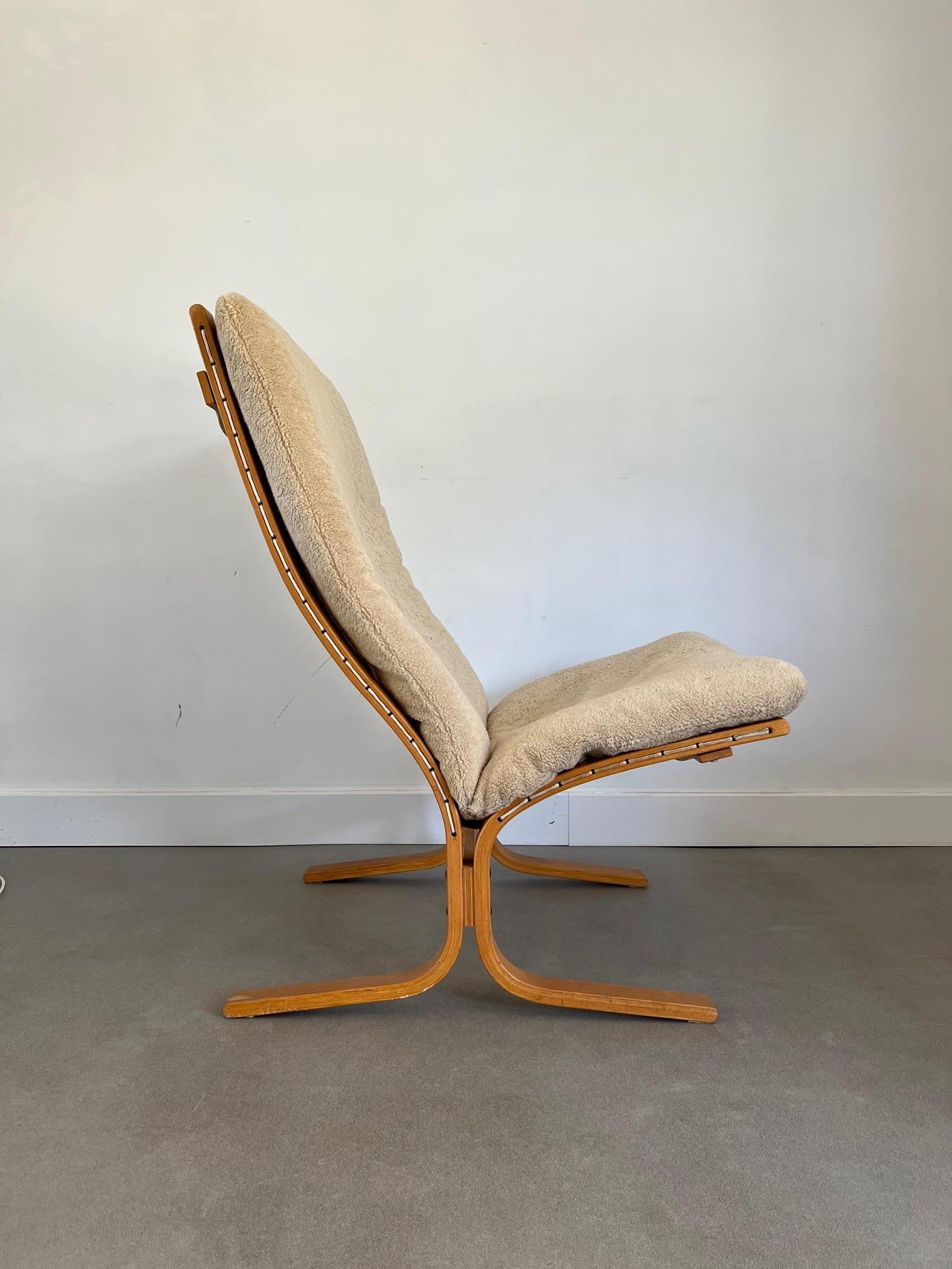 The Siesta Relling High Back Chair is a classic design by the Norwegian furniture company Westnofa. It was created in the 1960s by Ingmar Relling, one of Norway's most prominent furniture designers. The chair is renowned for its ergonomic design,