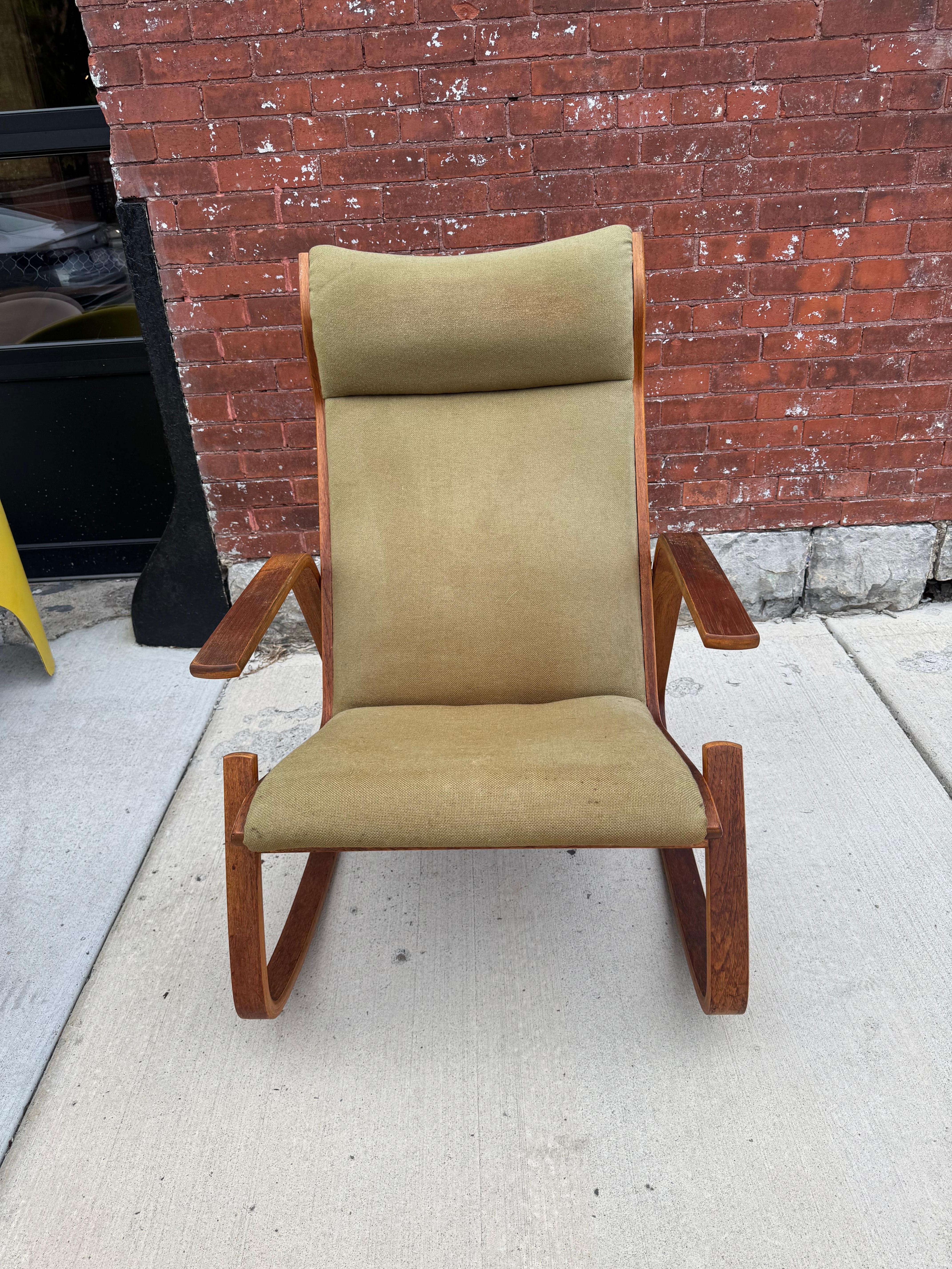 ¡Diseño clásico modernista / escandinavo ! Silla mecedora Siesta de Ingmar Relling para Westnofa de Noruega , Estructuralmente sólida,, Conserva el acabado original,, también la tapicería de tela original,, Desgaste propio de la edad, Extremadamente