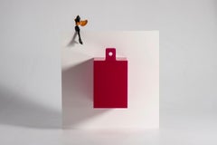 Think out of the red box : a Playful Fusion of Text and Figurine, pour mur