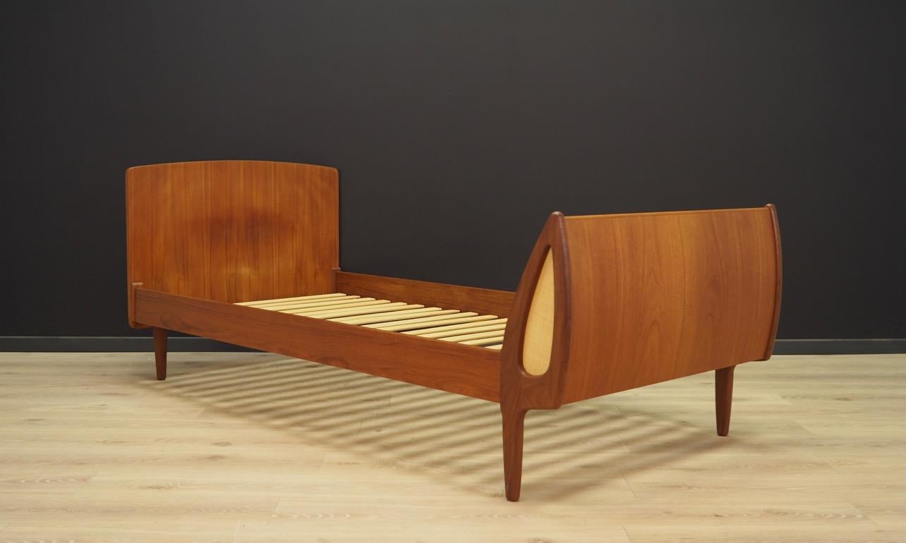 Amazing Scandinavian bed from the 1960s-1970s, Minimalist form, designed by Sigfred Omann and produced by Ølholm Møbelfabrik. Original construction with teak veneer. Maintained in good condition (minor bruises and scratches), directly for