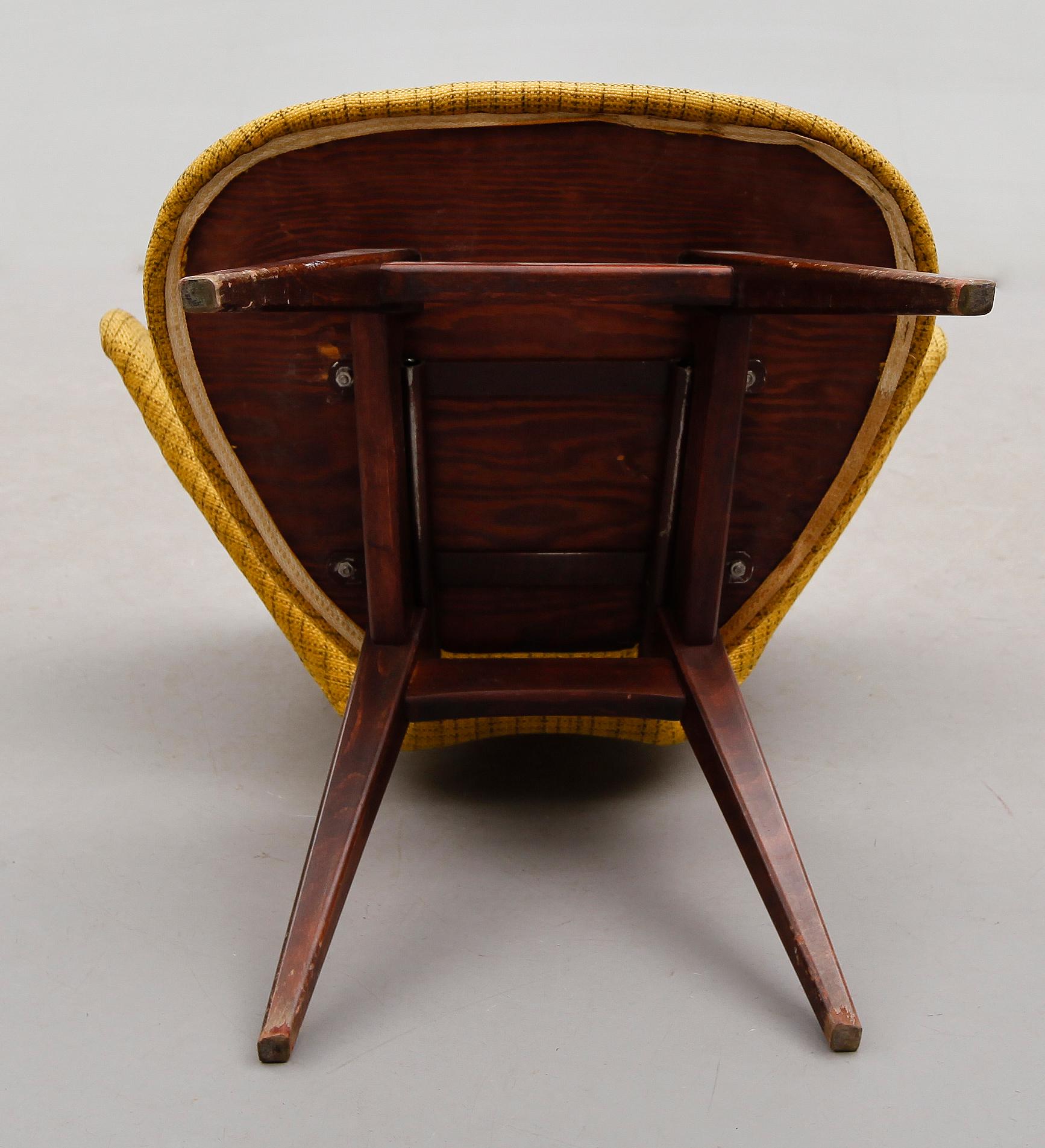 Sigfrid Ljungqvist Ohrensessel für Mobelfabrik, Schweden, 1950
Dieser seltene Stuhl wurde hergestellt von  Möbelfabrik in Habo, Schweden. Der Stuhl wurde als Modell Ving/300 bezeichnet und 1958 produziert. Die flügelförmige Rückenlehne mit ihren