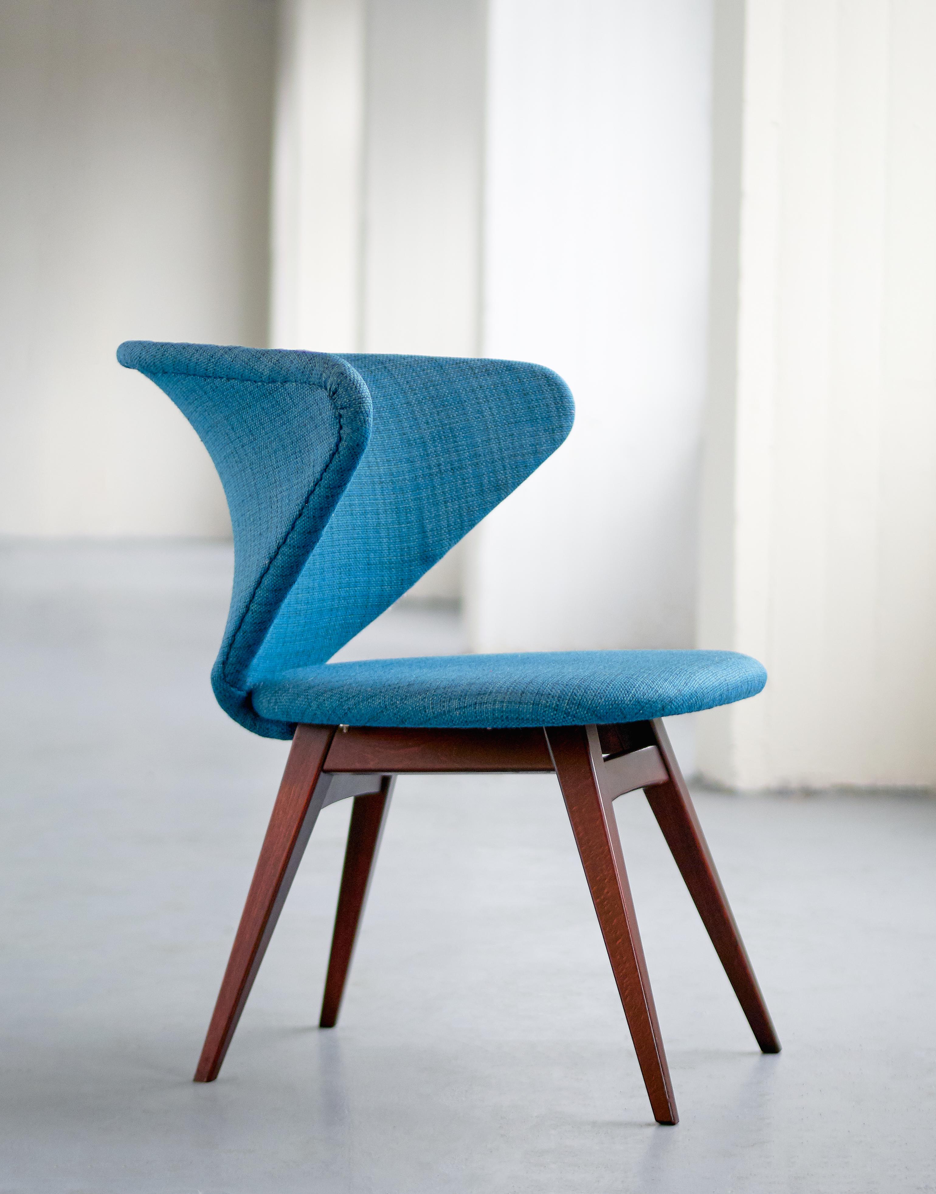 This rare chair was manufactured by Sigfrid Ljungqvists Möbelfabrik in Habo, Sweden. The chair was named the model Ving/300 and it was produced in 1958. The wing shaped back with its curved, organic lines gives the chair a sculptural quality. This