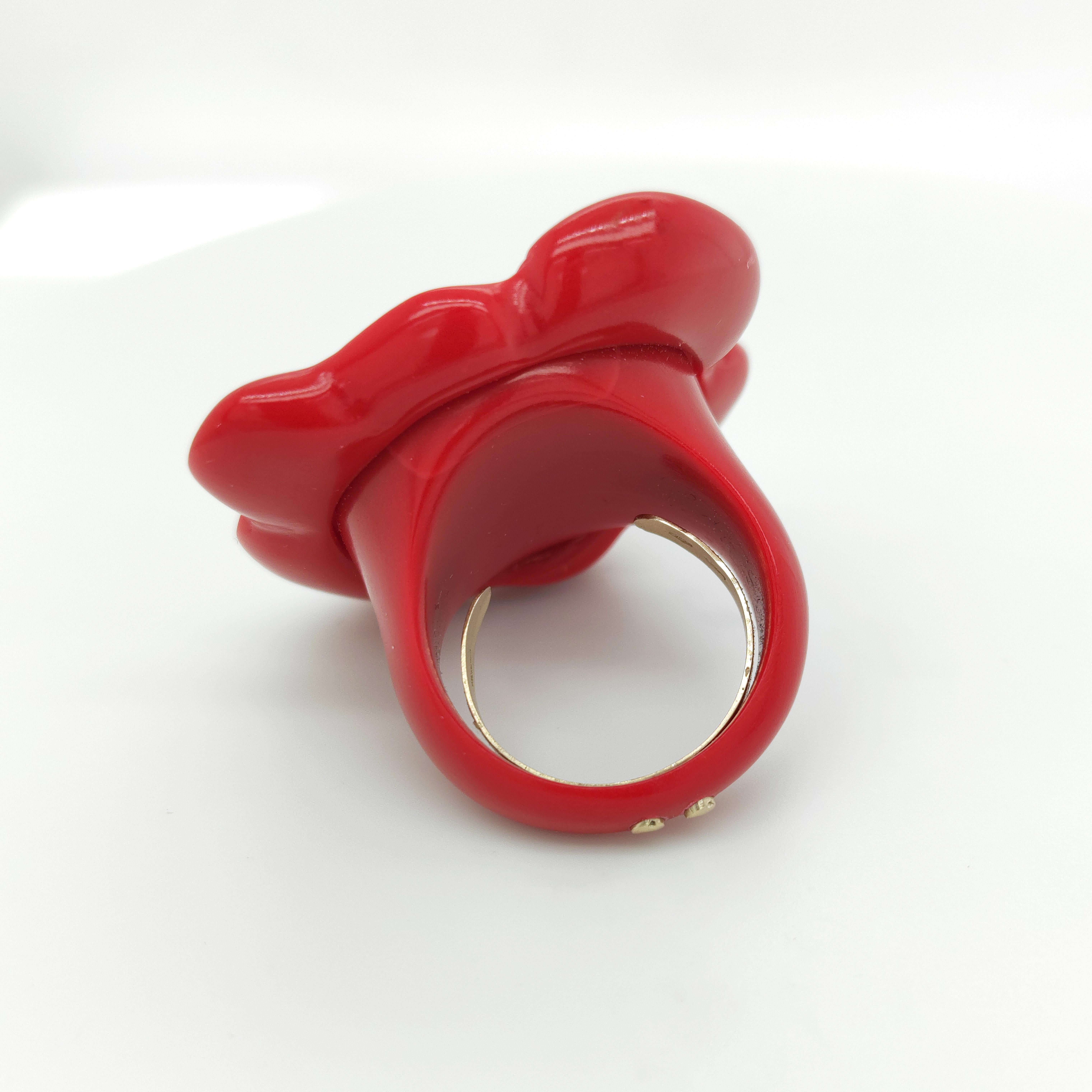 Modern Sigillo Ring in Red Corian, 18K gold and diamonds For Sale