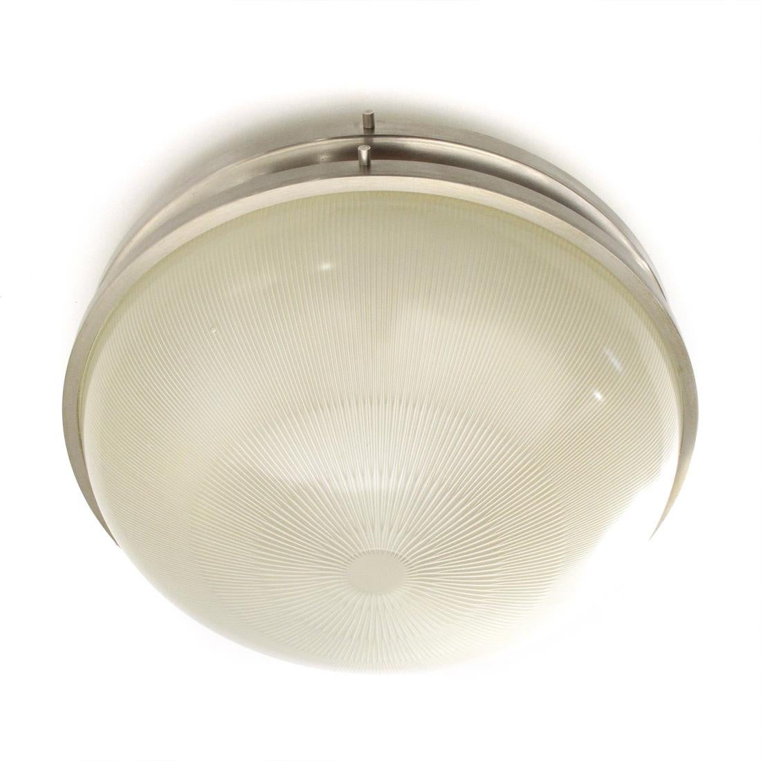 Ceiling lamp produced in the 1960s by Artemide on a project by Sergio Mazza.
Matt nickel plated brass body.
Printed crystal diffuser.
Good general condition, some signs due to normal use over time.

Dimensions: Diameter 36 cm, height 17 cm.