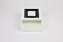 Scatola SIGN, bianco latte e nero di Reda Amalou