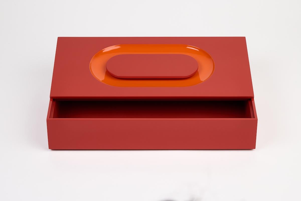 Minimalist, precious, distinctive. The SIGN BOX collection features a tray, two square boxes, and one rectangular box, available as a set or individually. Each box stands out with a seamlessly integrated handle, flush with the lid, revealing a