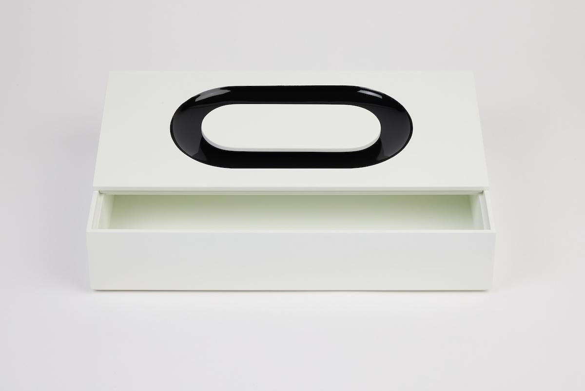 Minimalist, precious, distinctive. The SIGN BOX collection features a tray, two square boxes, and one rectangular box, available as a set or individually. Each box stands out with a seamlessly integrated handle, flush with the lid, revealing a