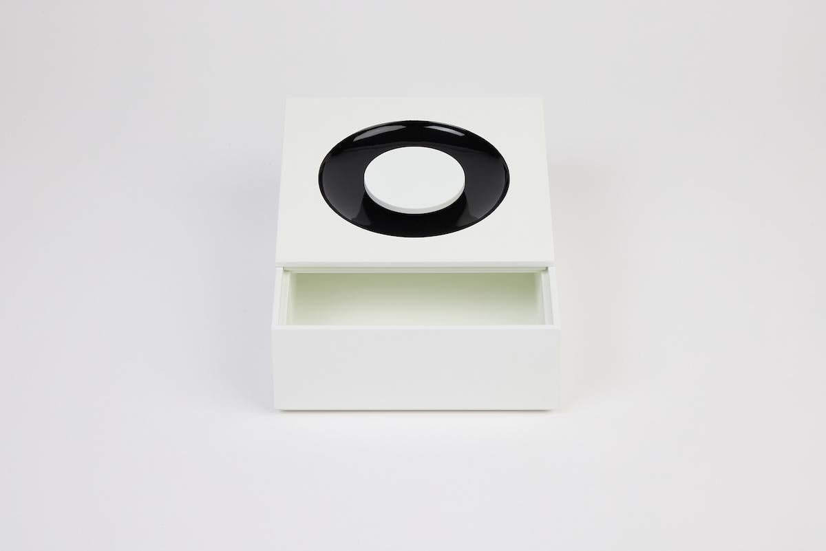 Minimalist, precious, distinctive. The SIGN BOX collection features a tray, two square boxes, and one rectangular box, available as a set or individually. Each box stands out with a seamlessly integrated handle, flush with the lid, revealing a