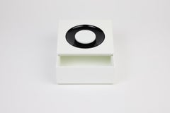 Scatola di cartelli rotonda, bianco latte e nero di Reda Amalou