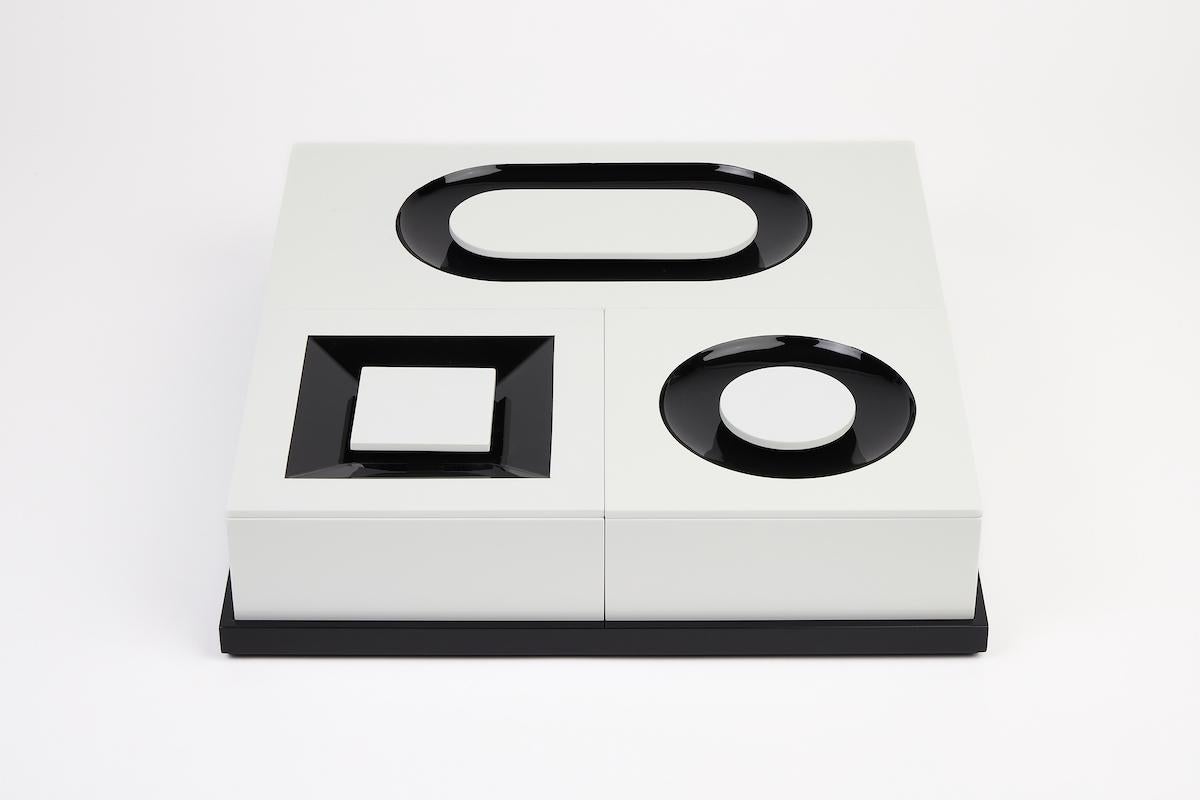 Minimalist, precious, distinctive. The SIGN BOX collection features a tray, two square boxes, and one rectangular box, available as a set or individually. Each box stands out with a seamlessly integrated handle, flush with the lid, revealing a