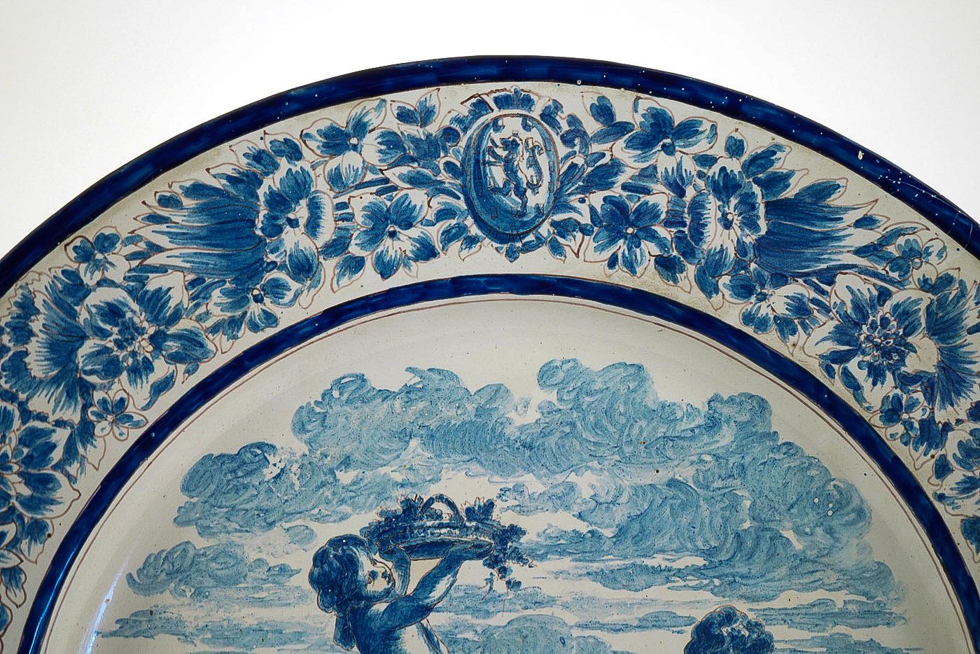 Sign by A Montagnon, Late 19th Century, Magnificent Faience Never Round Dish (Handbemalt) im Angebot