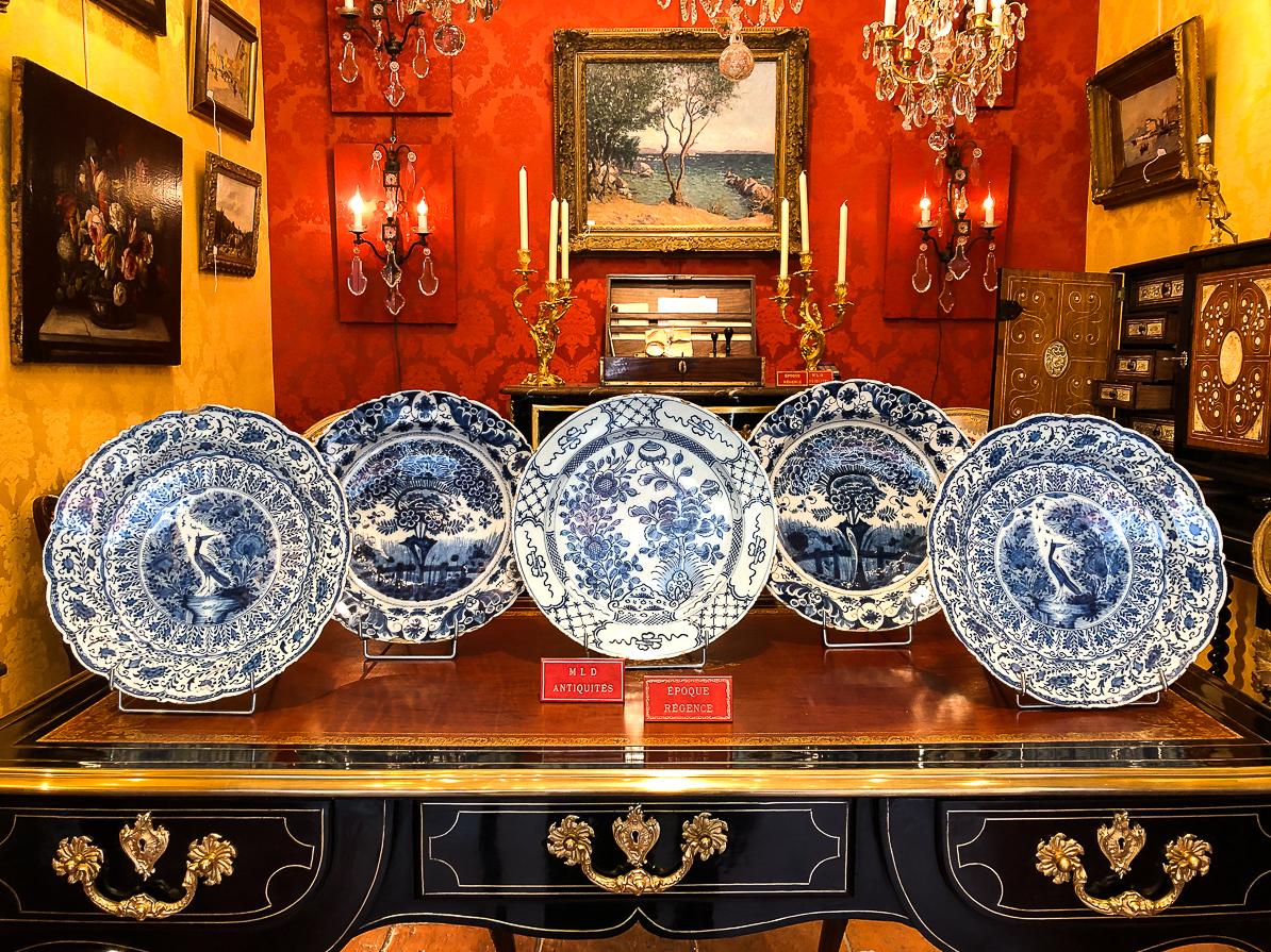 Sign by Claw 490 brand, early 18th century, magnificient pair of Faience delft round dishes

Magnificent and rare delft pair of faience dishes, hand painted in a blue cameo design of so-called Tea Plant, or Theeboom. Theeboom plates generally have