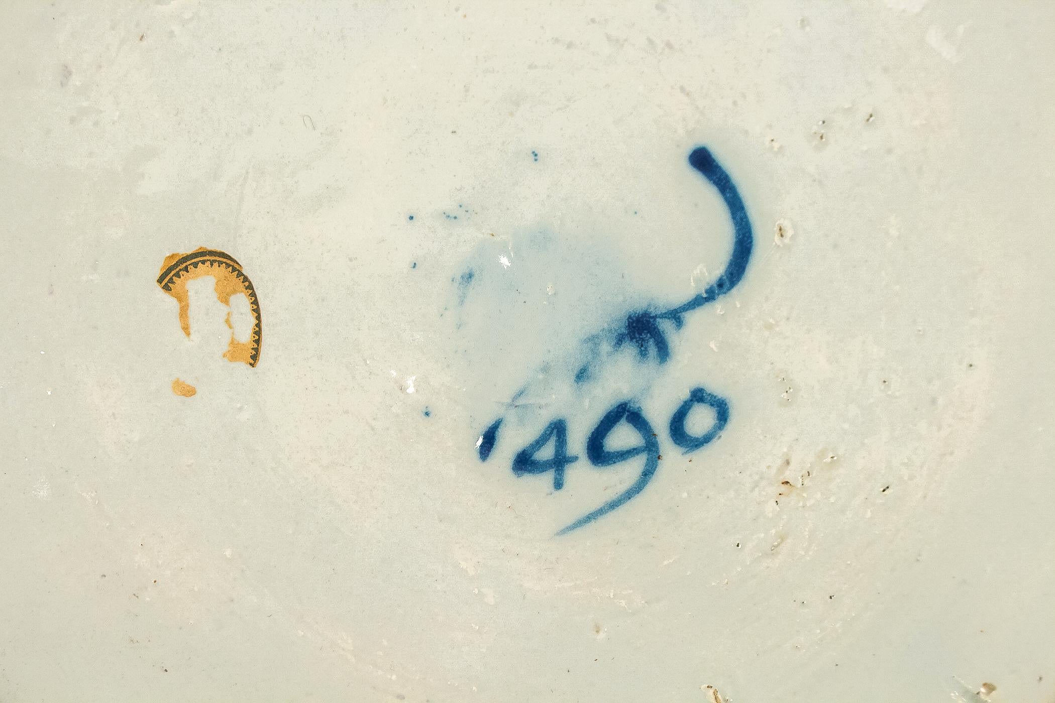 Sign by Claw 490 Brand, Early 18th Century, Pair of Faience Delft Round Dishes 4