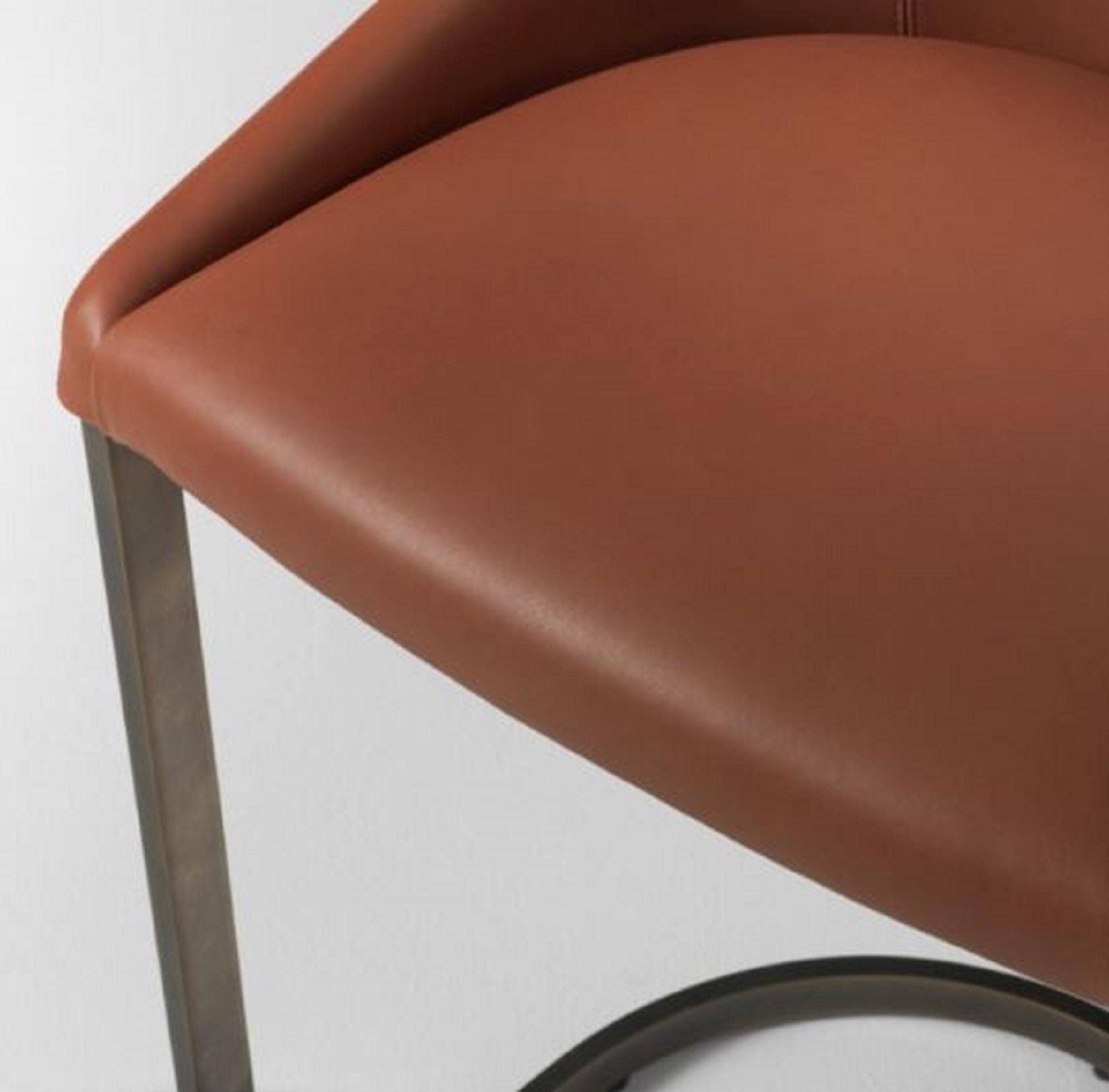 SIGN STOOL
Entworfen von Giuliano Cappelletti für Emmemobili

Der SIGN STOOL ist eine raffinierte Erweiterung des ikonischen SIGN-Stuhls, der dessen unverwechselbaren Stil und zeitlosen Charakter übernommen hat. Dieser elegante Hocker erweitert die