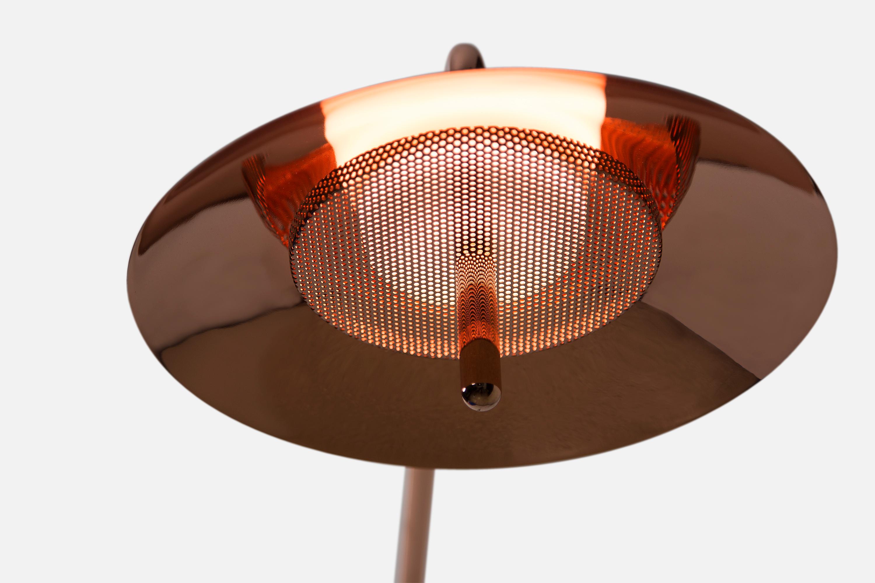 Signal-Armleuchter in Weiß X Messing, lang, Hardwire, von Souda, auf Bestellung gefertigt (21. Jahrhundert und zeitgenössisch) im Angebot
