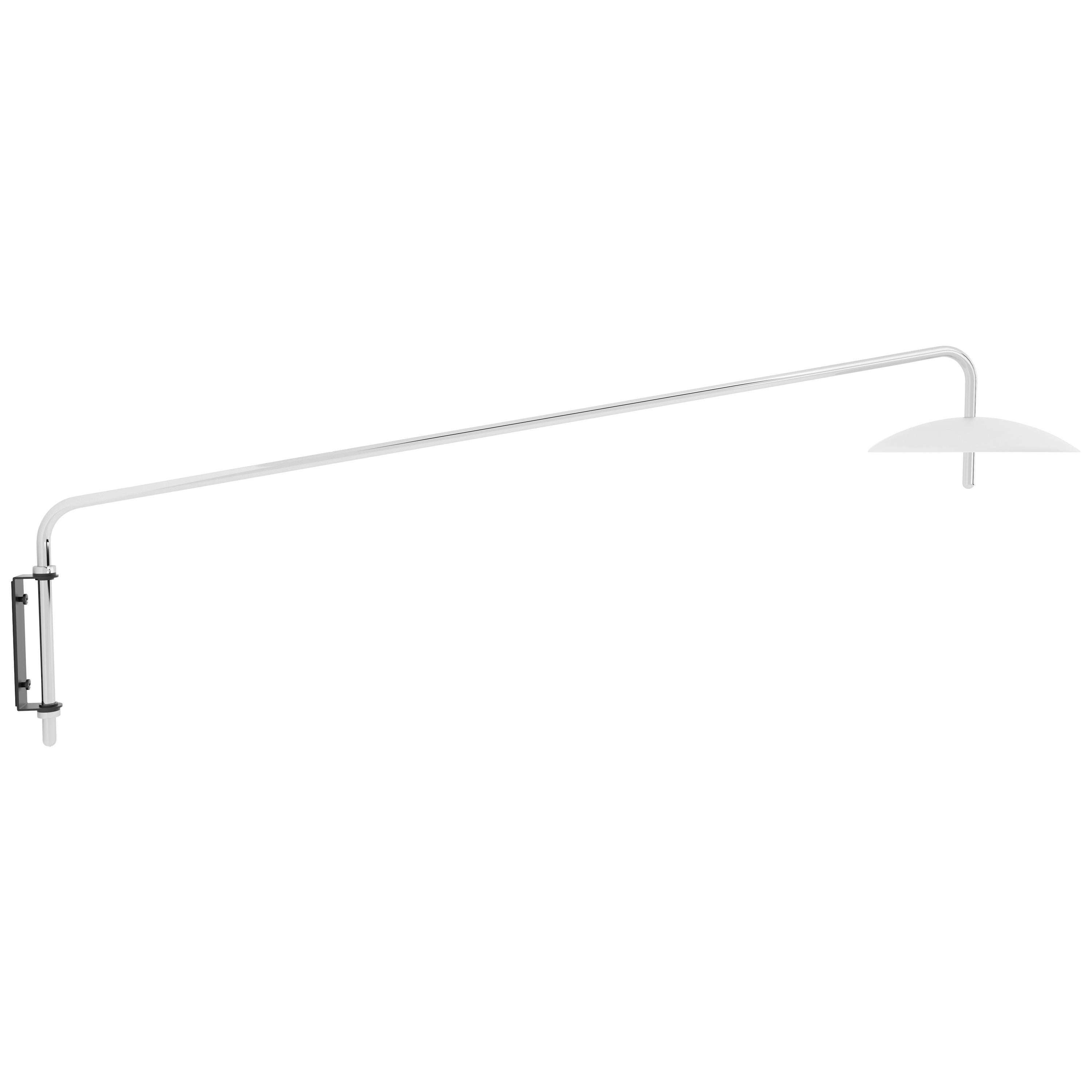 Die Signalarmleuchte ist eine drehbare Leuchte, die nahtlos die Ästhetik des Mid-Century Modern mit der von Science Fiction verbindet. Ein gebogenes Aluminiumrohr, das von einer Wandhalterung auskragt, lässt den gesponnenen Schirm über jedem Raum