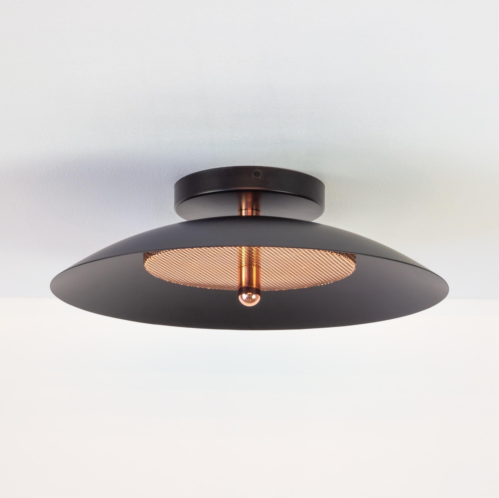 Applique moderne ou montage encastré. Composée d'un abat-jour en métal filé qui reflète la lumière filtrée par un diffuseur en métal perforé, la chaleur subtile de l'applique signal est parfaitement équilibrée par sa forme saisissante. Avec leurs