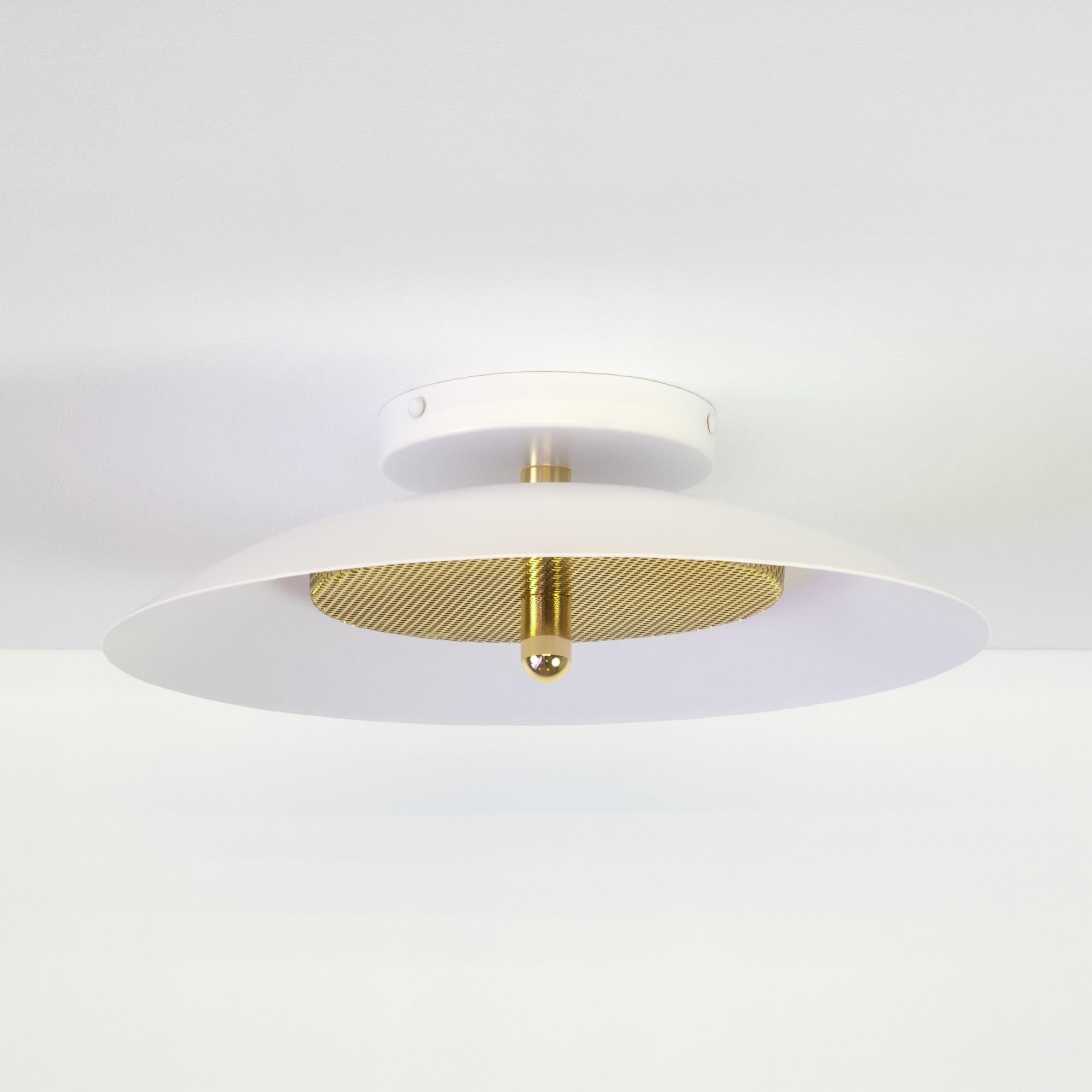 Applique moderne ou montage encastré. Composée d'un abat-jour en métal filé qui reflète la lumière filtrée par un diffuseur en métal perforé, la chaleur subtile de l'applique signal est parfaitement équilibrée par sa forme saisissante. Avec leurs