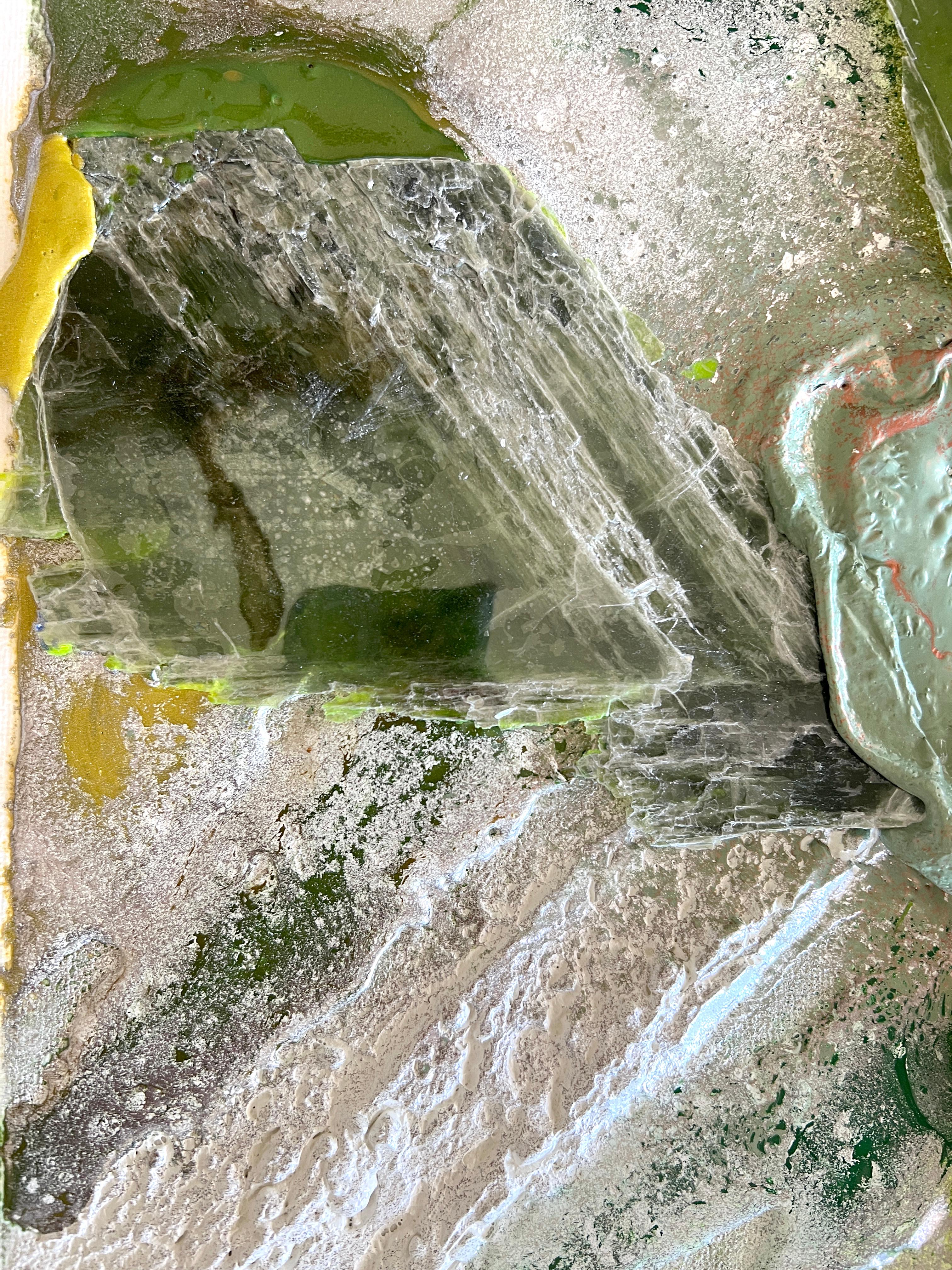 2022, Glimmerplatten und aufgetragene Farbpulverbeschichtung auf Keramikfaserpapier, 17,125 x 17,2 x 0,5 Zoll, montiert in einem schwimmenden Rahmen aus Ahorn.

Der Designer Micah Heimlich verarbeitet seit über einem Jahrzehnt Glimmer in seinen