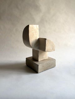 Signal-Low, Skulptur auf Sockel aus Faserzement und Gips von Rachael Heritage