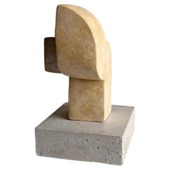 Signal-Medium, scultura su base in fibrocemento e gesso di Rachael Heritage