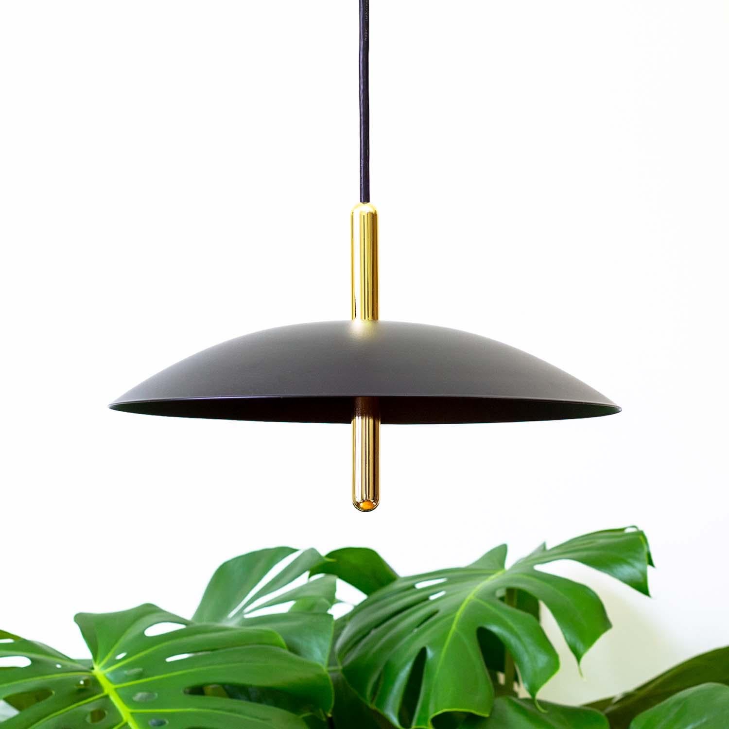 Utilizzando LED caldi e luce indiretta, i pendenti di segnalazione si librano sopra ogni interno come un corpo celeste che emette una luce confortante. Composto da un paralume in metallo filato trafitto da un gambo centrale lucido, il ciondolo