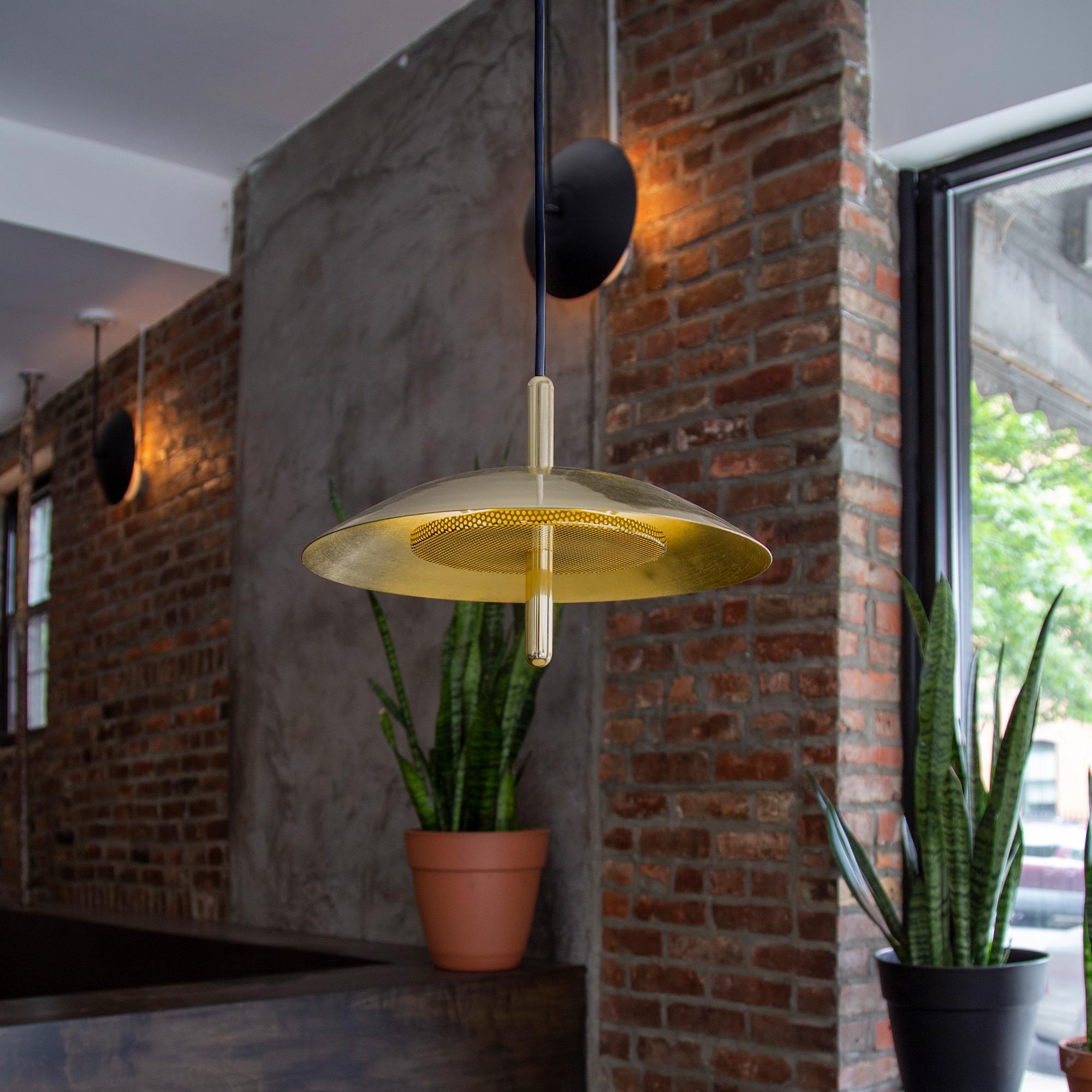 Lampe à suspension Signal de Souda, blanche et en cuivre, fabriquée sur commande en vente 3