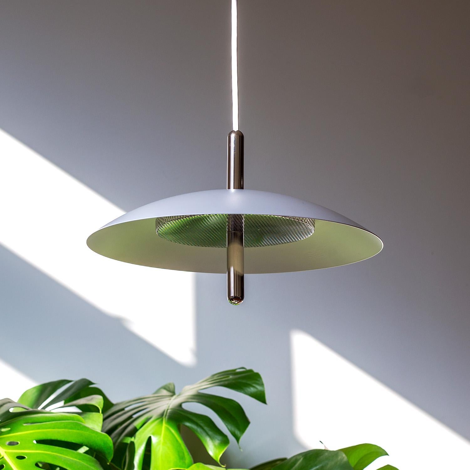 Utilisant des LED chaudes et une lumière indirecte, les suspensions Signal planent au-dessus de n'importe quel intérieur comme un corps céleste émettant une lueur réconfortante. Composée d'un abat-jour en métal filé percé par une tige centrale