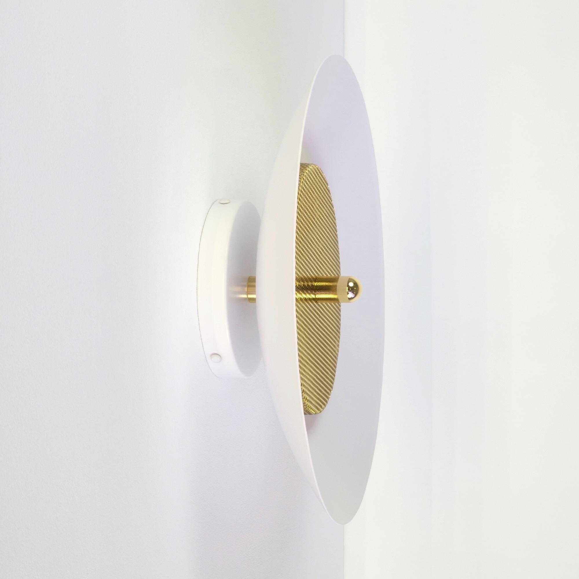 Sconce moderne o montate ad incasso. Composta da un paralume in metallo filato che riflette la luce filtrata da un diffusore in metallo perforato, il sottile calore dell'applique di segnale è perfettamente bilanciato dalla sua forma sorprendente.