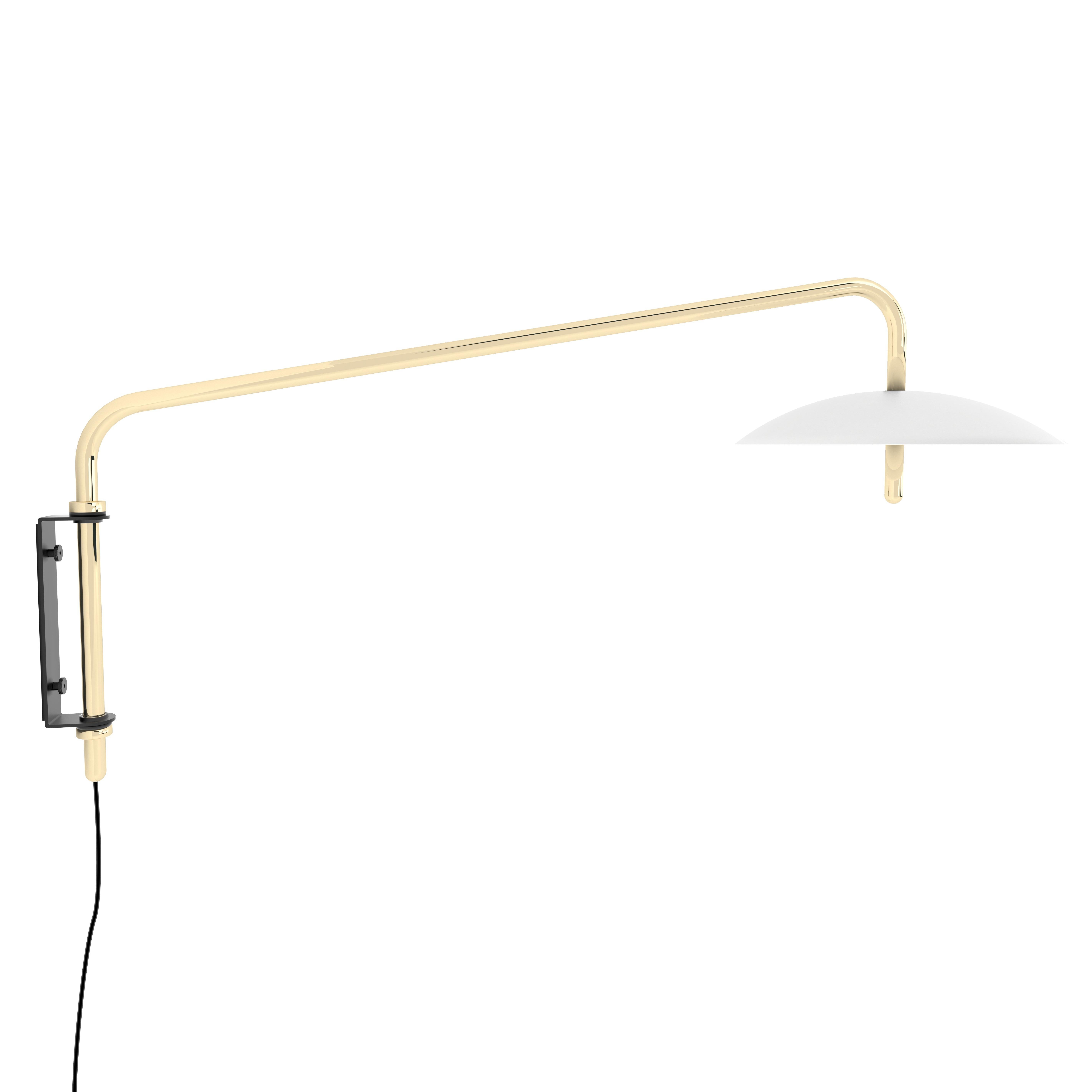L'applique à bras de signalisation est une applique rotative qui allie parfaitement l'esthétique moderne du milieu du siècle à celle de la science-fiction. Un tube en aluminium plié s'élève d'un support mural pour permettre à l'abat-jour filé de
