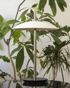 Lámpara de sobremesa contemporánea de metal blanco y negro