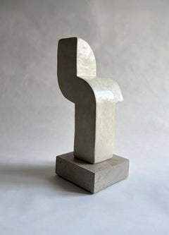 Signal-Tall, scultura su base in fibrocemento e gesso di Rachael Heritage